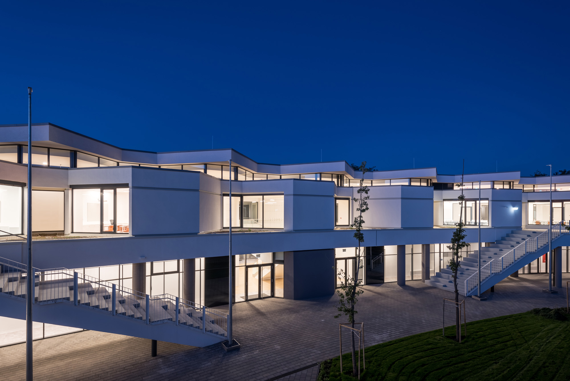 〈デブレツェン国際学校（ International School of Debrecen）〉設計：BORD建築スタジオ（BORD Architectural Studio）