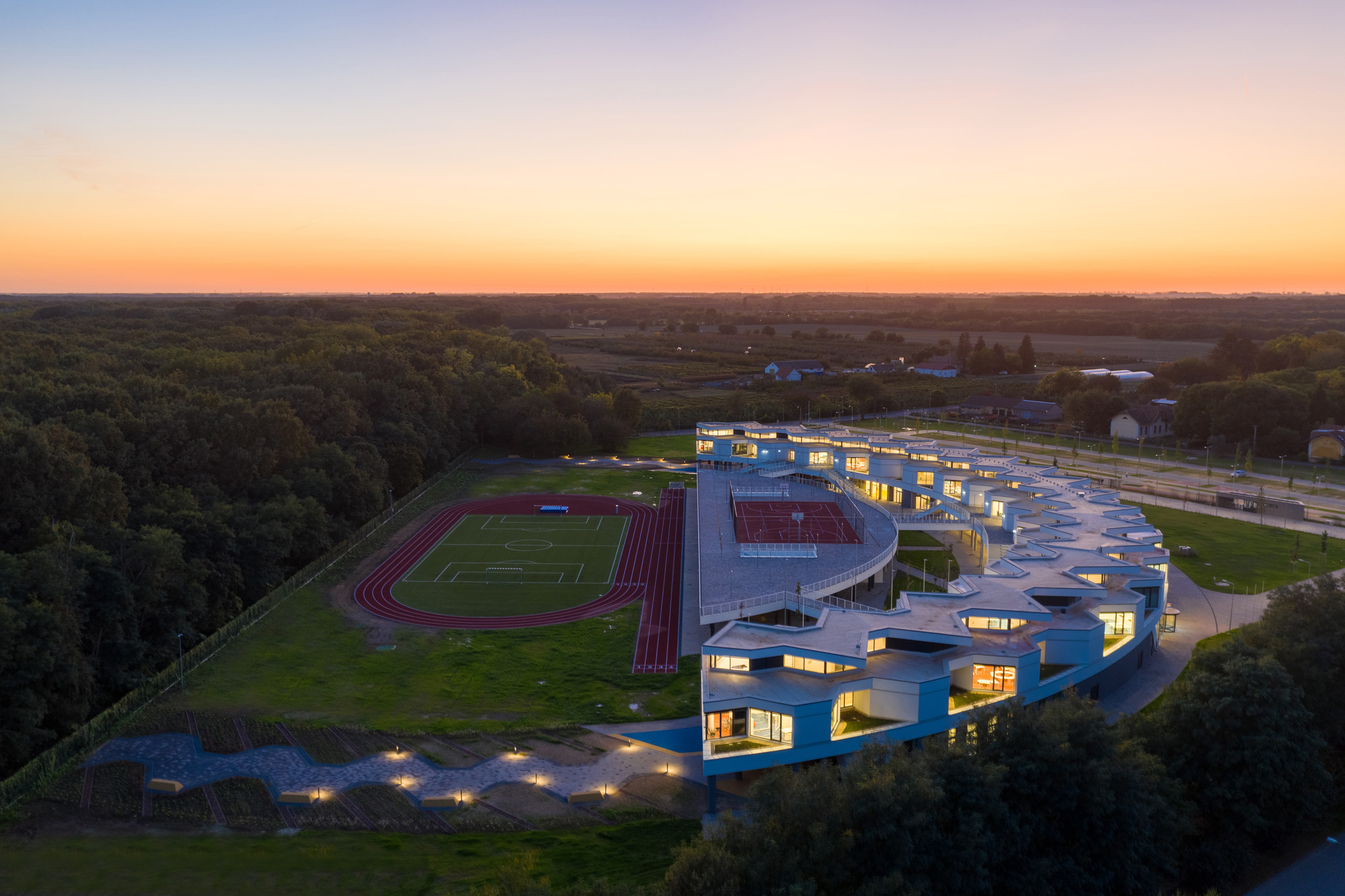 〈デブレツェン国際学校（ International School of Debrecen）〉設計：BORD建築スタジオ（BORD Architectural Studio）