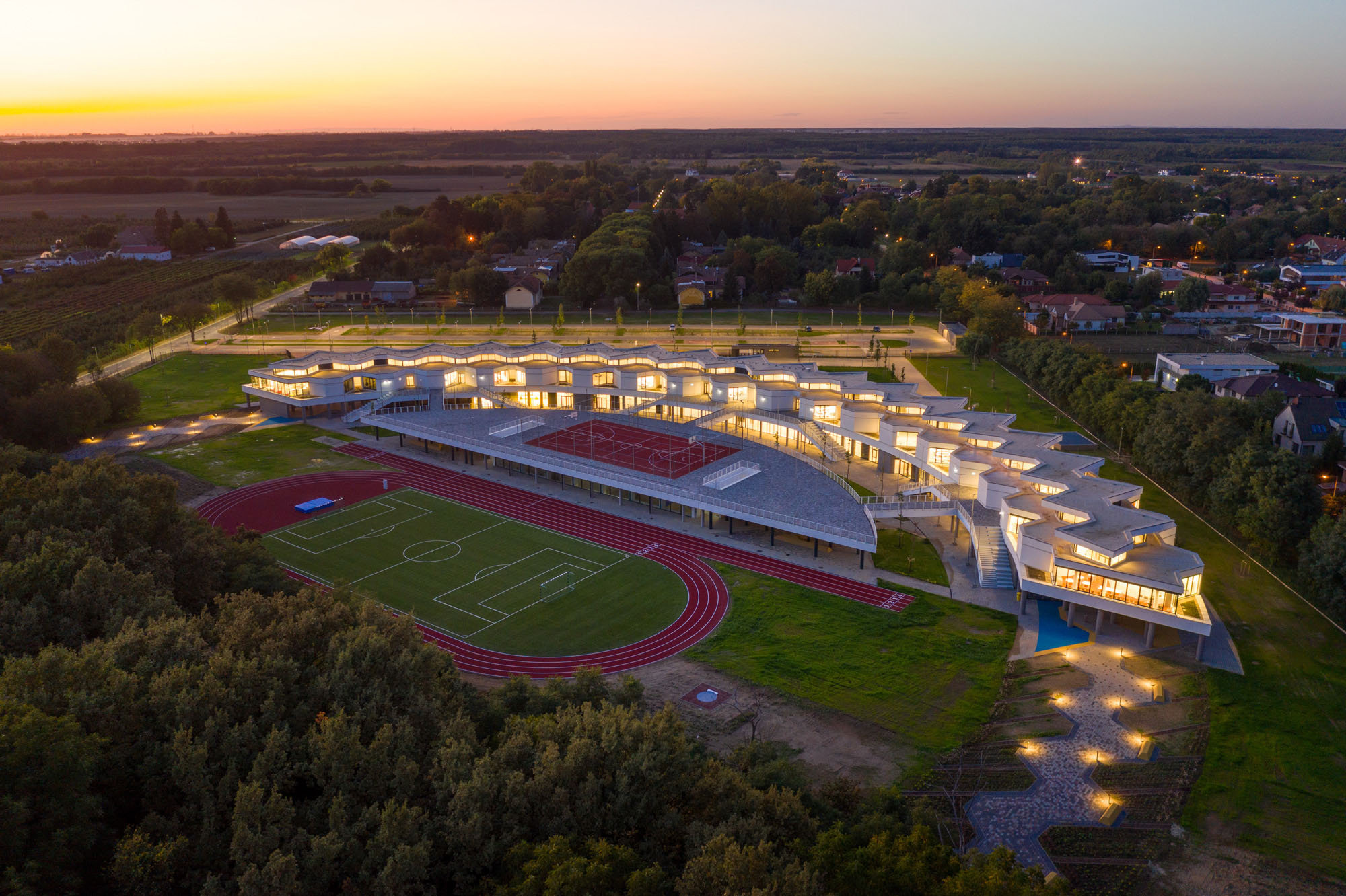 〈デブレツェン国際学校（ International School of Debrecen）〉設計：BORD建築スタジオ（BORD Architectural Studio）