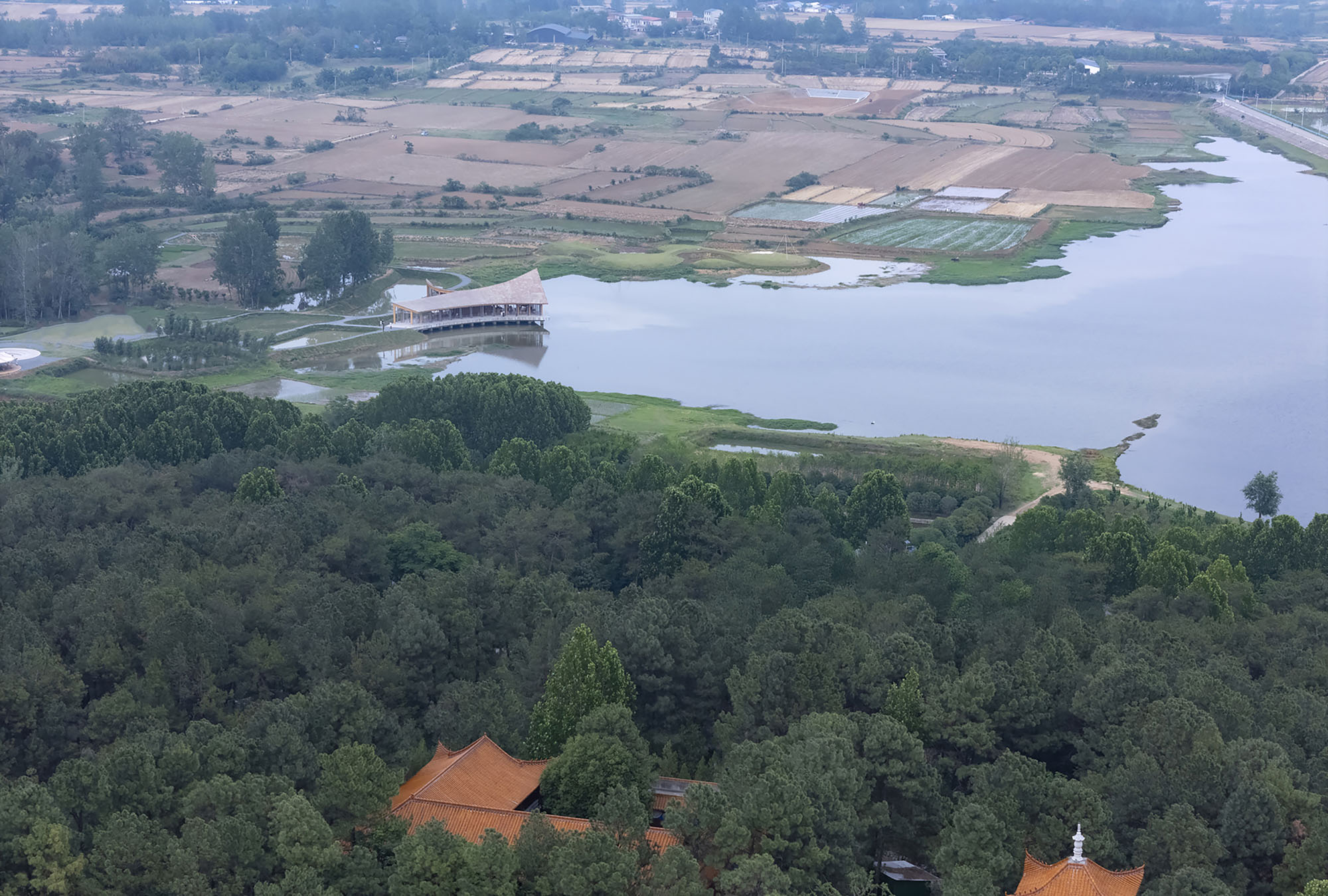 〈ドラフトウッド・ビレッジセンター（The Driftwood Village Center）〉プライマリー・アーキテクツ（Primary Architects）