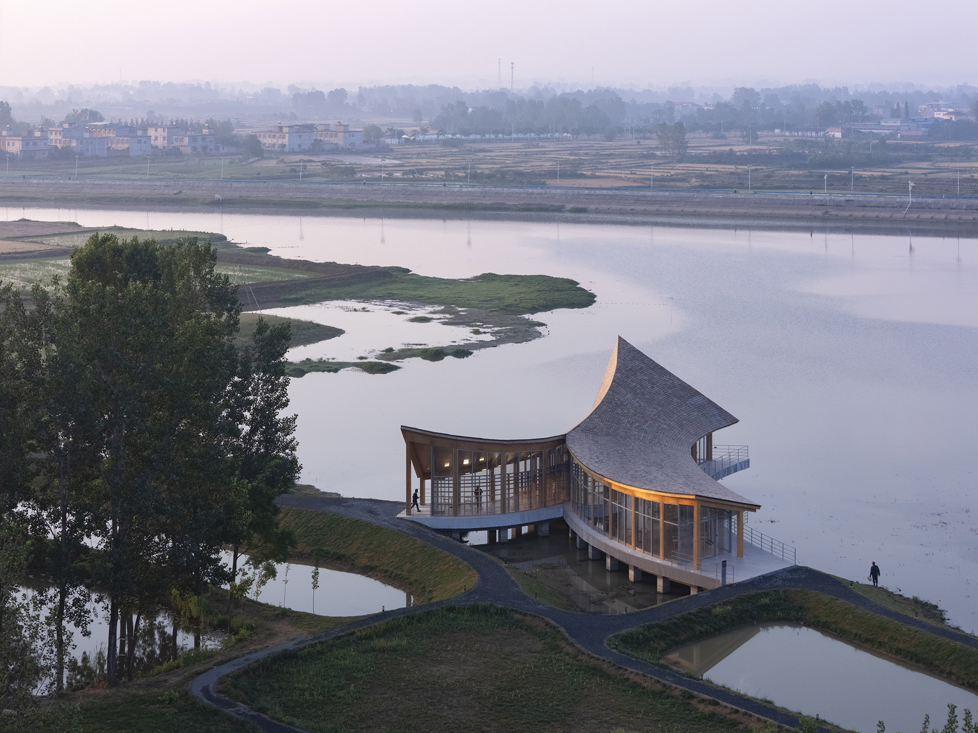 〈ドラフトウッド・ビレッジセンター（The Driftwood Village Center）〉プライマリー・アーキテクツ（Primary Architects）