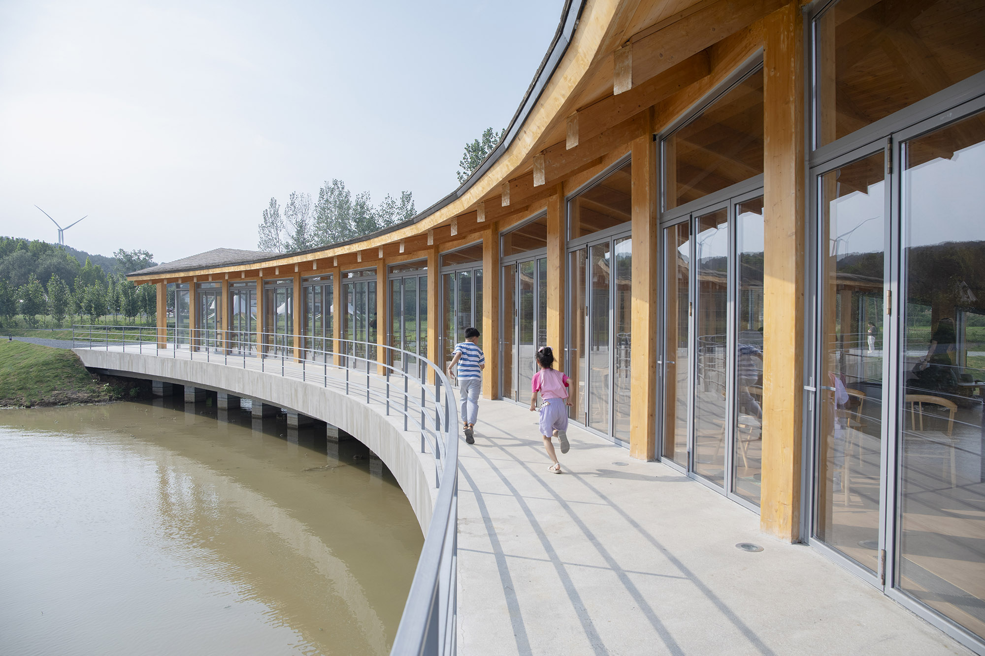 〈ドラフトウッド・ビレッジセンター（The Driftwood Village Center）〉プライマリー・アーキテクツ（Primary Architects）