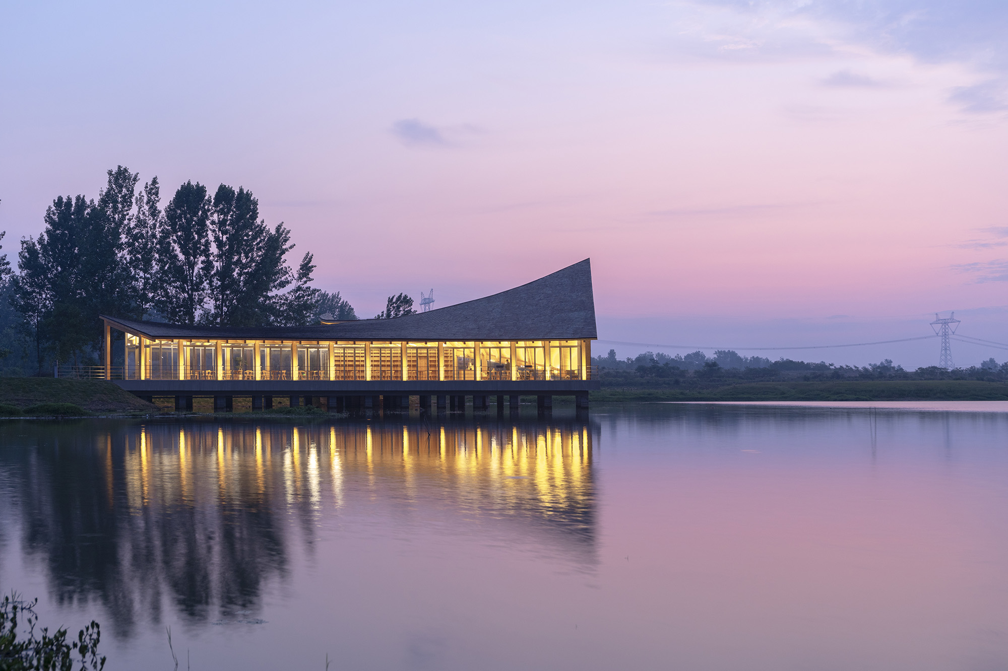 〈ドラフトウッド・ビレッジセンター（The Driftwood Village Center）〉プライマリー・アーキテクツ（Primary Architects）