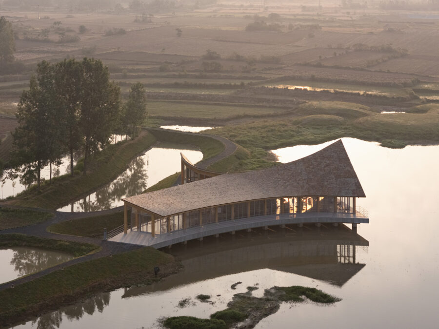 水上に伸びる有機的な木造空間〈ドラフトウッド・ビレッジセンター〉プライマリー・アーキテクツ、中国