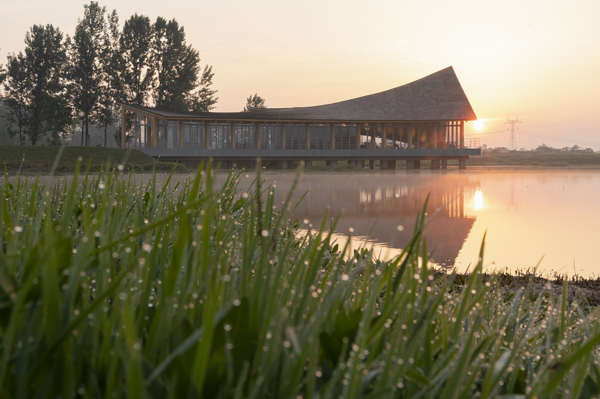 〈ドラフトウッド・ビレッジセンター（The Driftwood Village Center）〉プライマリー・アーキテクツ（Primary Architects）