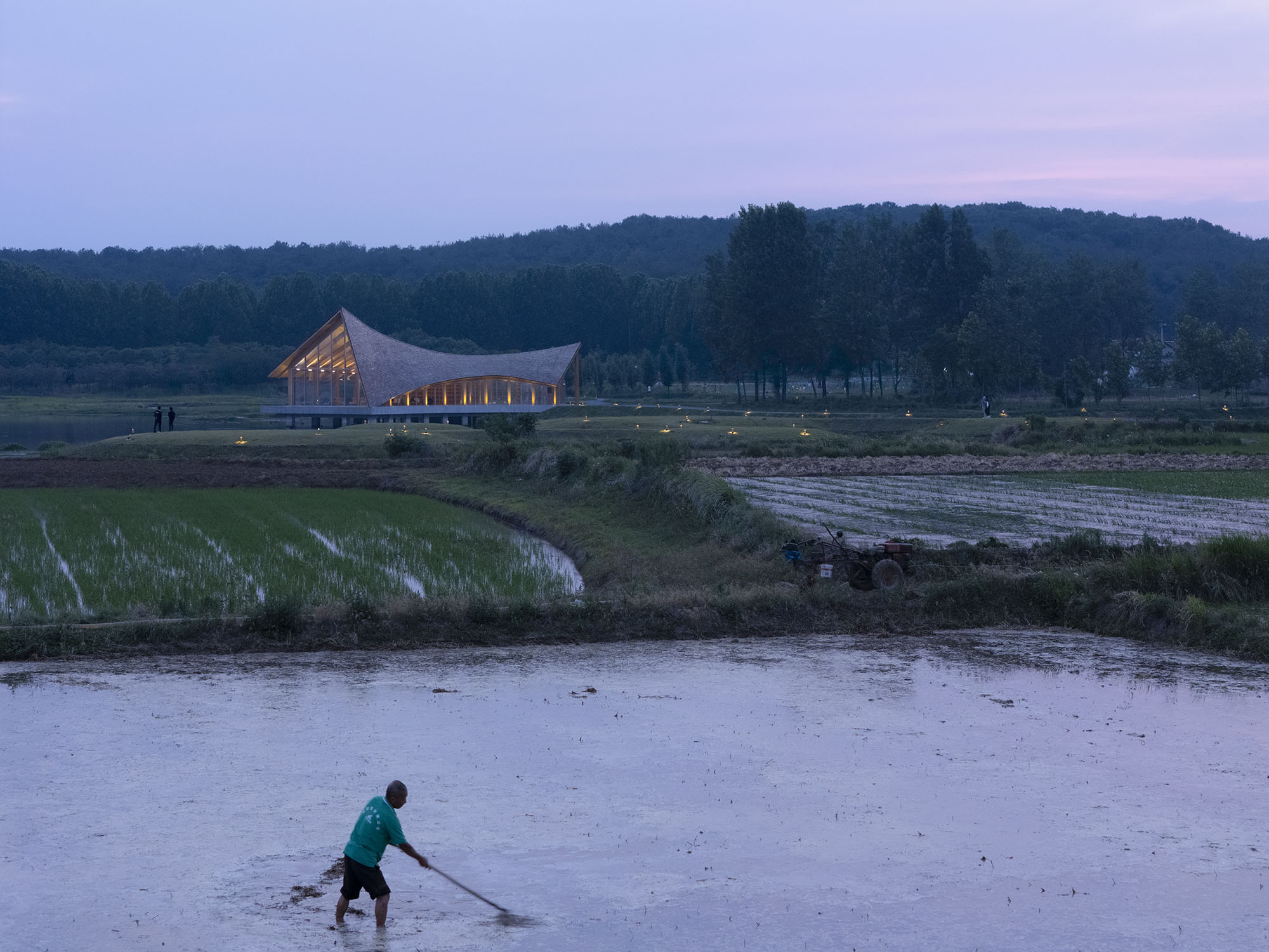 〈ドラフトウッド・ビレッジセンター（The Driftwood Village Center）〉プライマリー・アーキテクツ（Primary Architects）
