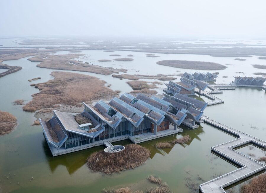 Y字形屋根が織りなす自然共生デザイン〈湿地研究教育センター〉Atelier Z+、中国
