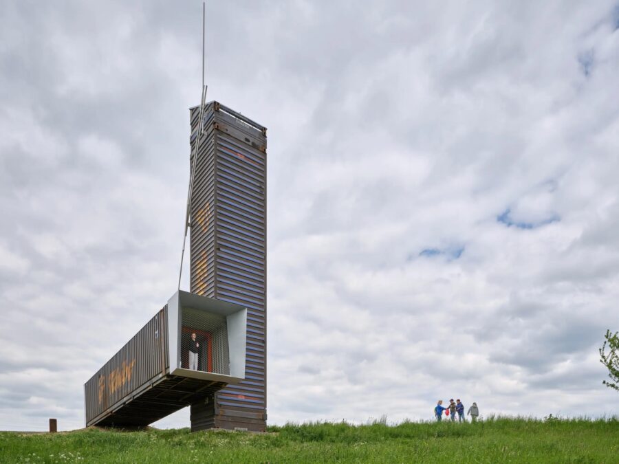 廃材を再利用し環境配慮とアートを融合させた展望台〈Lookout Above Litomyšl〉atelier-r、チェコ