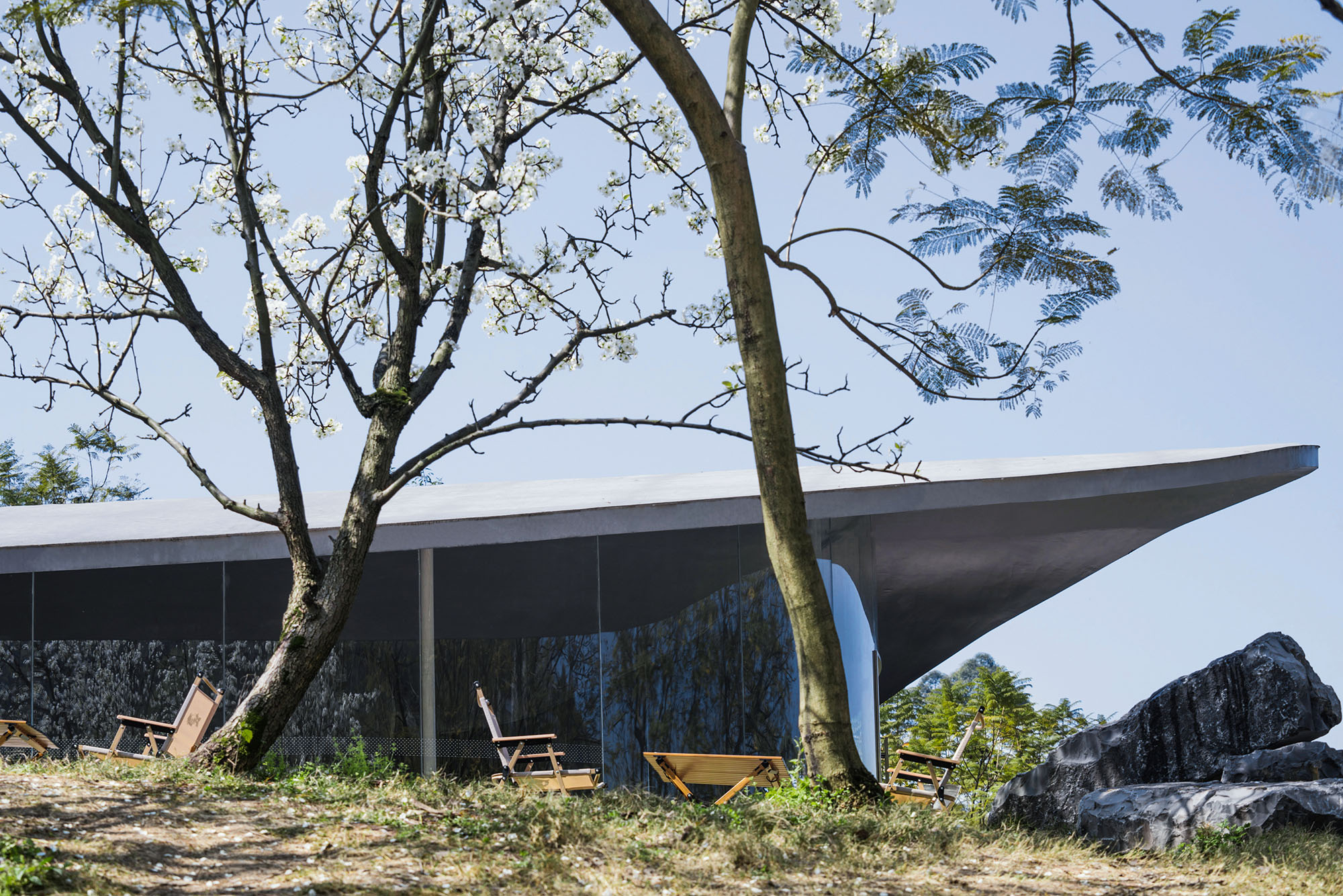 〈Buzzy Sunny - 渓谷の石窯（Buzzy Sunny · The Stone Kiln in the Valley）〉Archermit