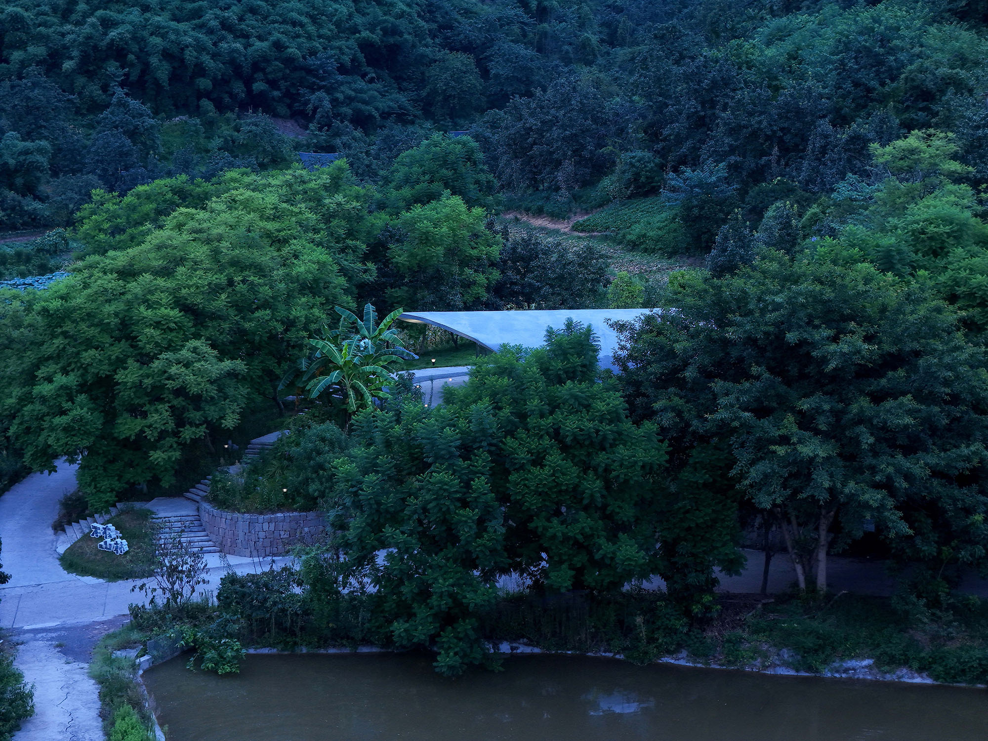 〈Buzzy Sunny - 渓谷の石窯（Buzzy Sunny · The Stone Kiln in the Valley）〉Archermit