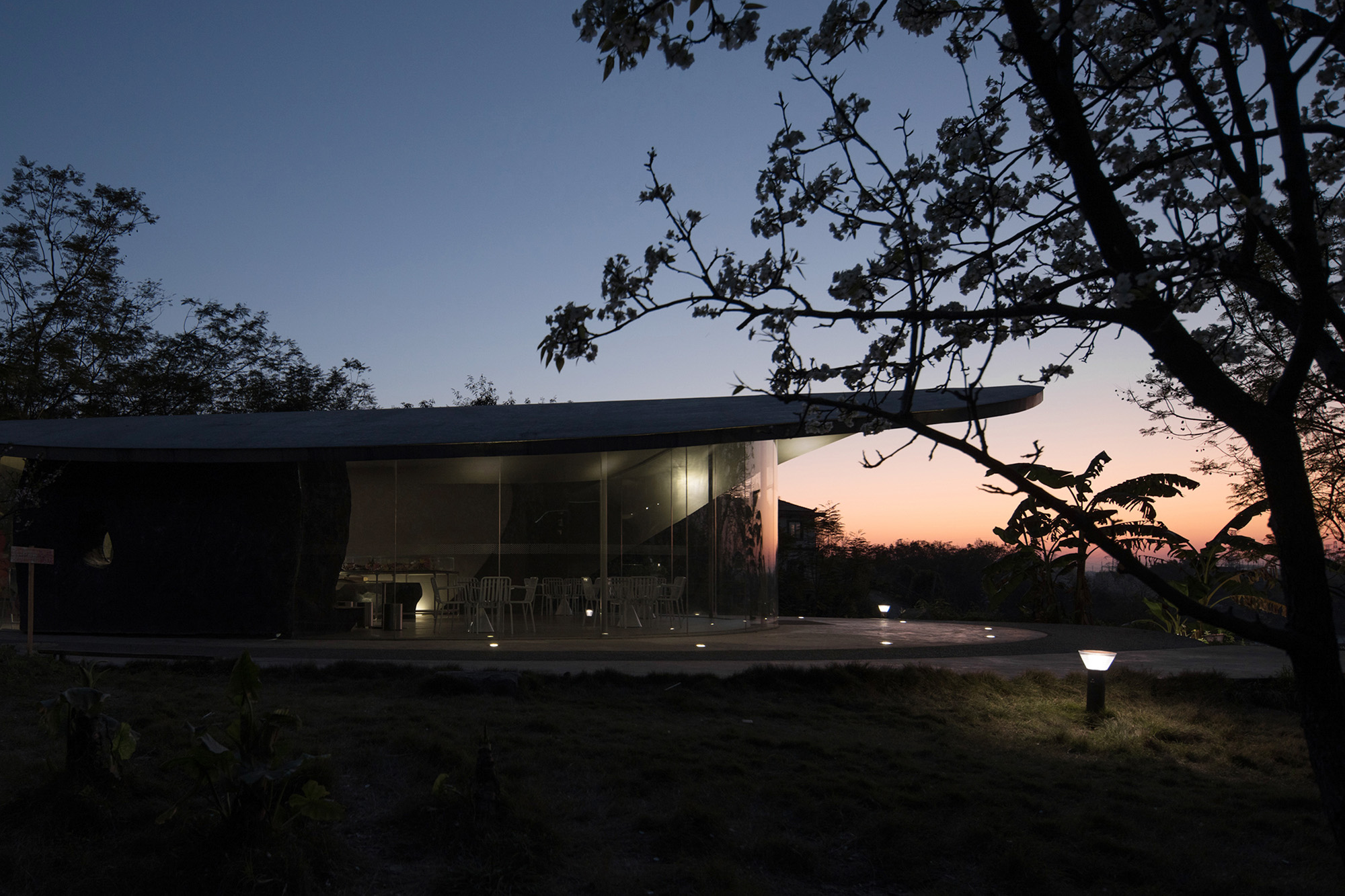 〈Buzzy Sunny - 渓谷の石窯（Buzzy Sunny · The Stone Kiln in the Valley）〉Archermit