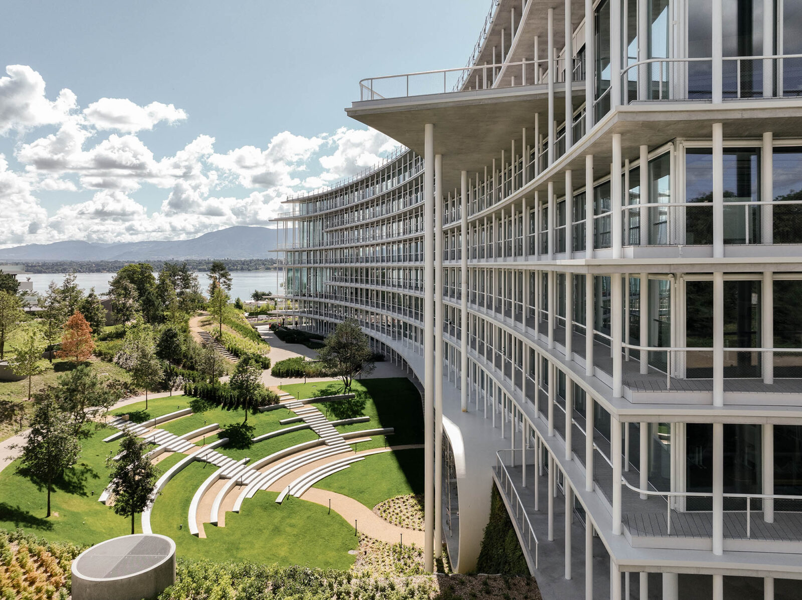 ヘルツォーク＆ド・ムーロンによるスイスの銀行の新本社〈ロンバー・オディエ新本社〉