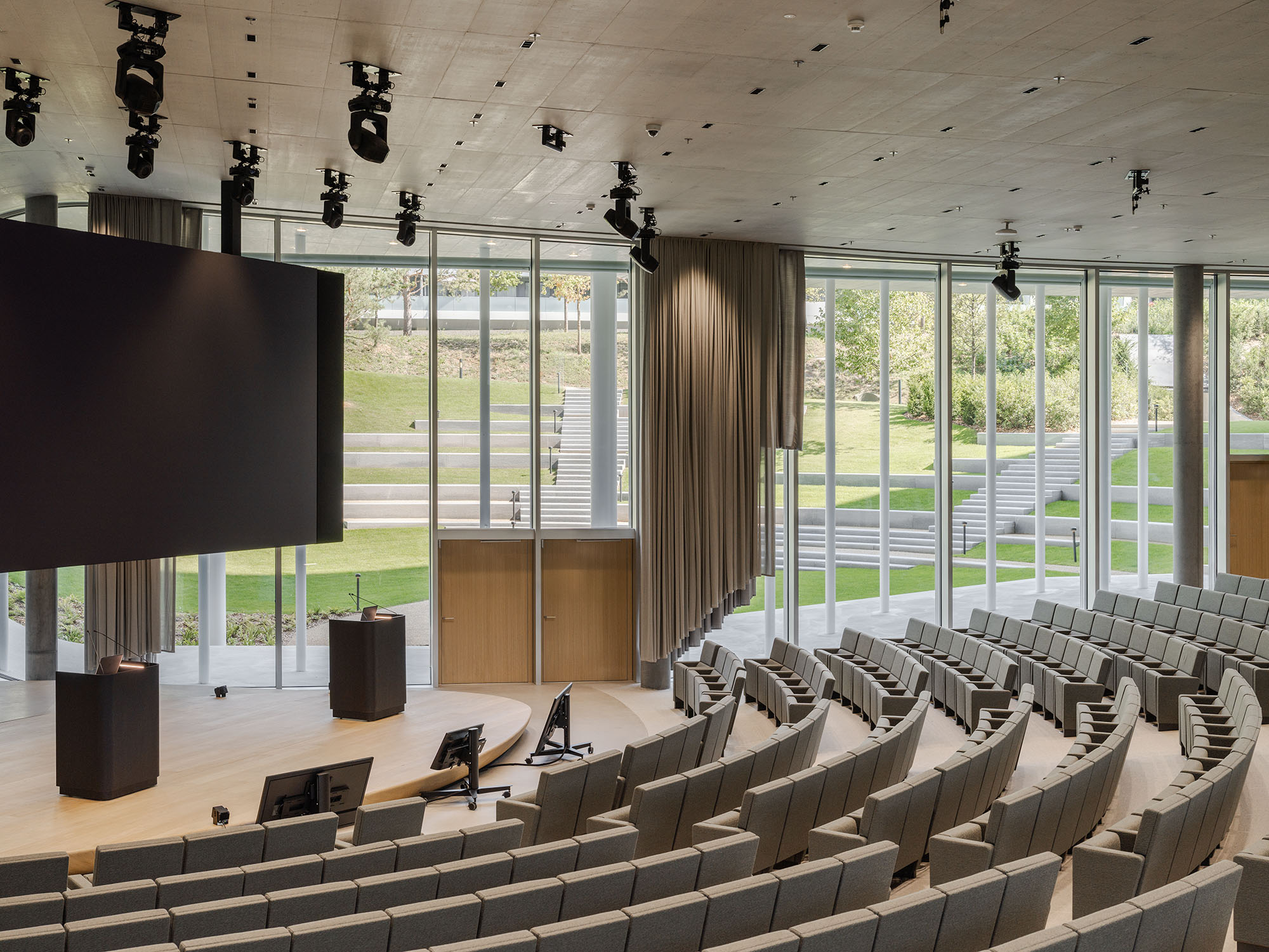 〈ロンバー・オディエ新本社(Lombard Odier New Headquarters)〉ヘルツォーク&ド・ムーロン(Herzog & de Meuron)