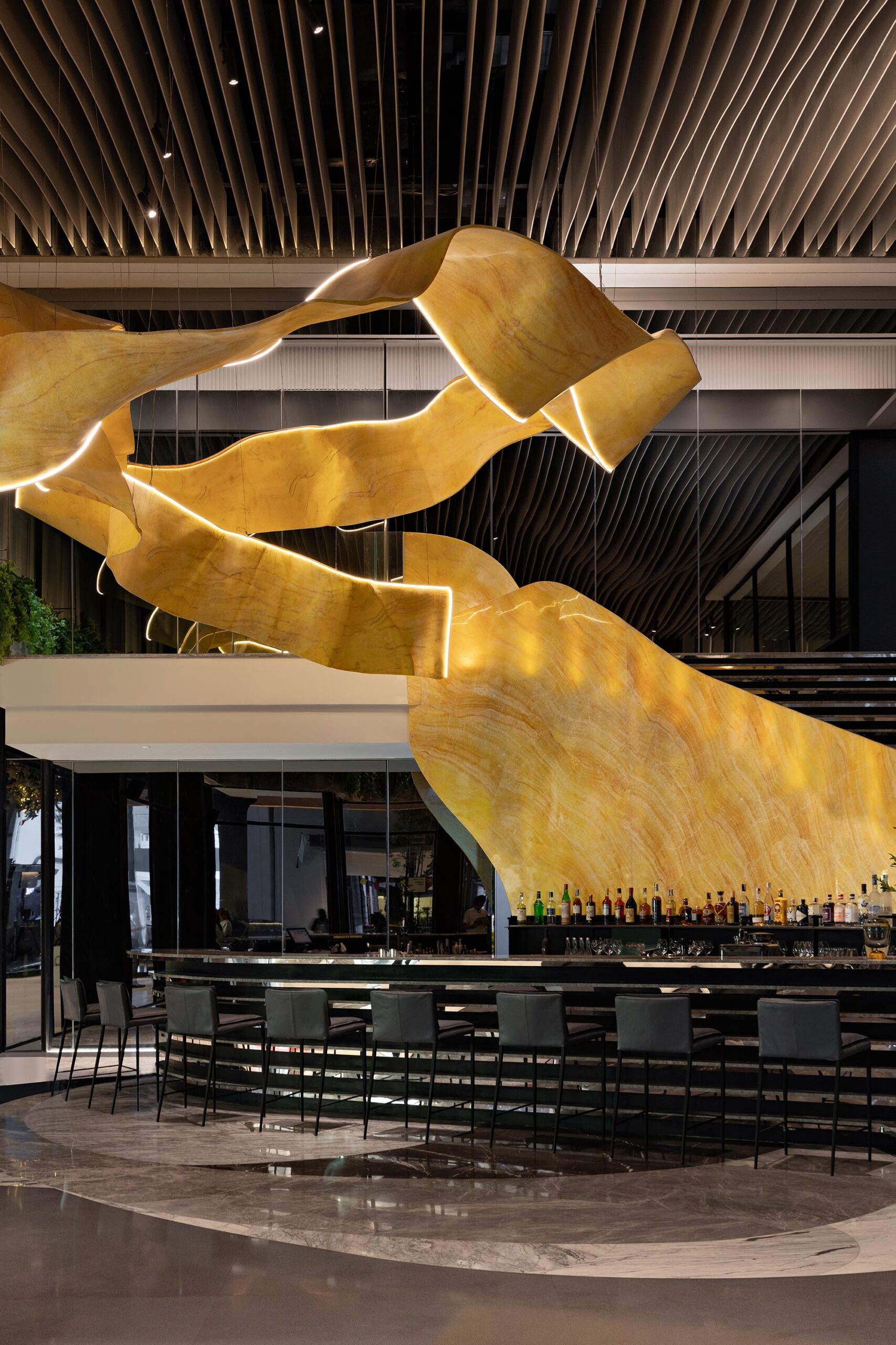 流線形の大理石がアイデンティティを示すショールーム〈ストーン