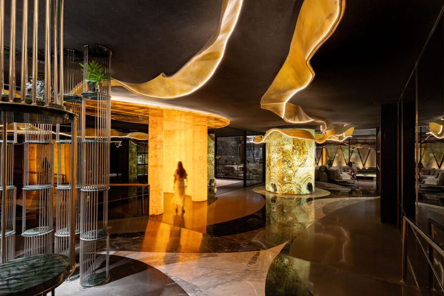 流線形の大理石がアイデンティティを示すショールーム〈ストーン・エクスペリエンス・センター〉CNS Designworks、インドネシア