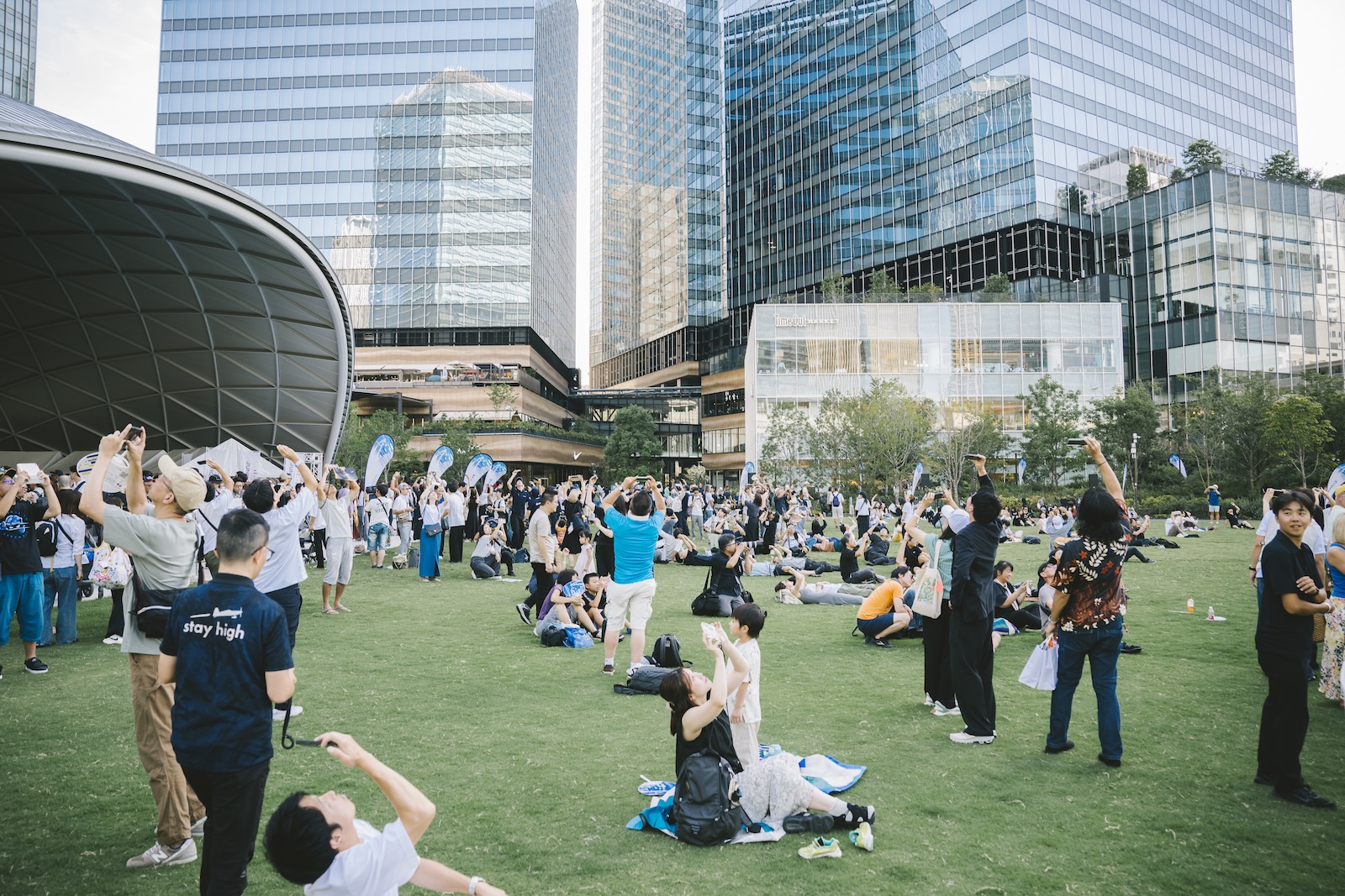〈グラングリーン大阪〉会場で空を見上げる来場者