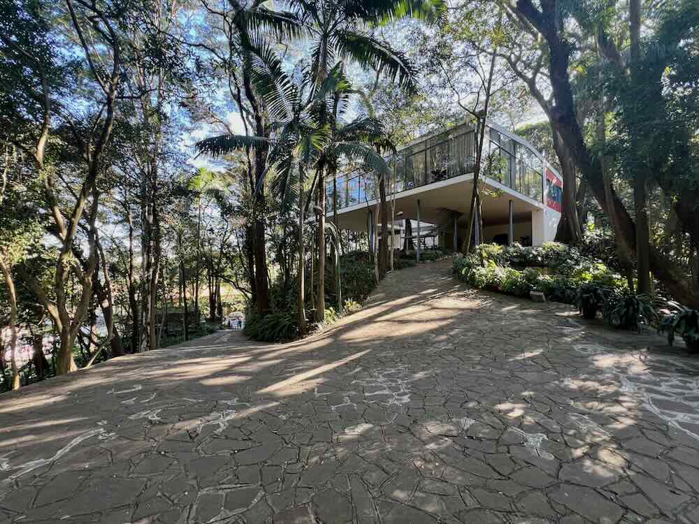 リナ・ボ・バルディ〈カサ・デ・ヴィドロ（ガラスの家）〉