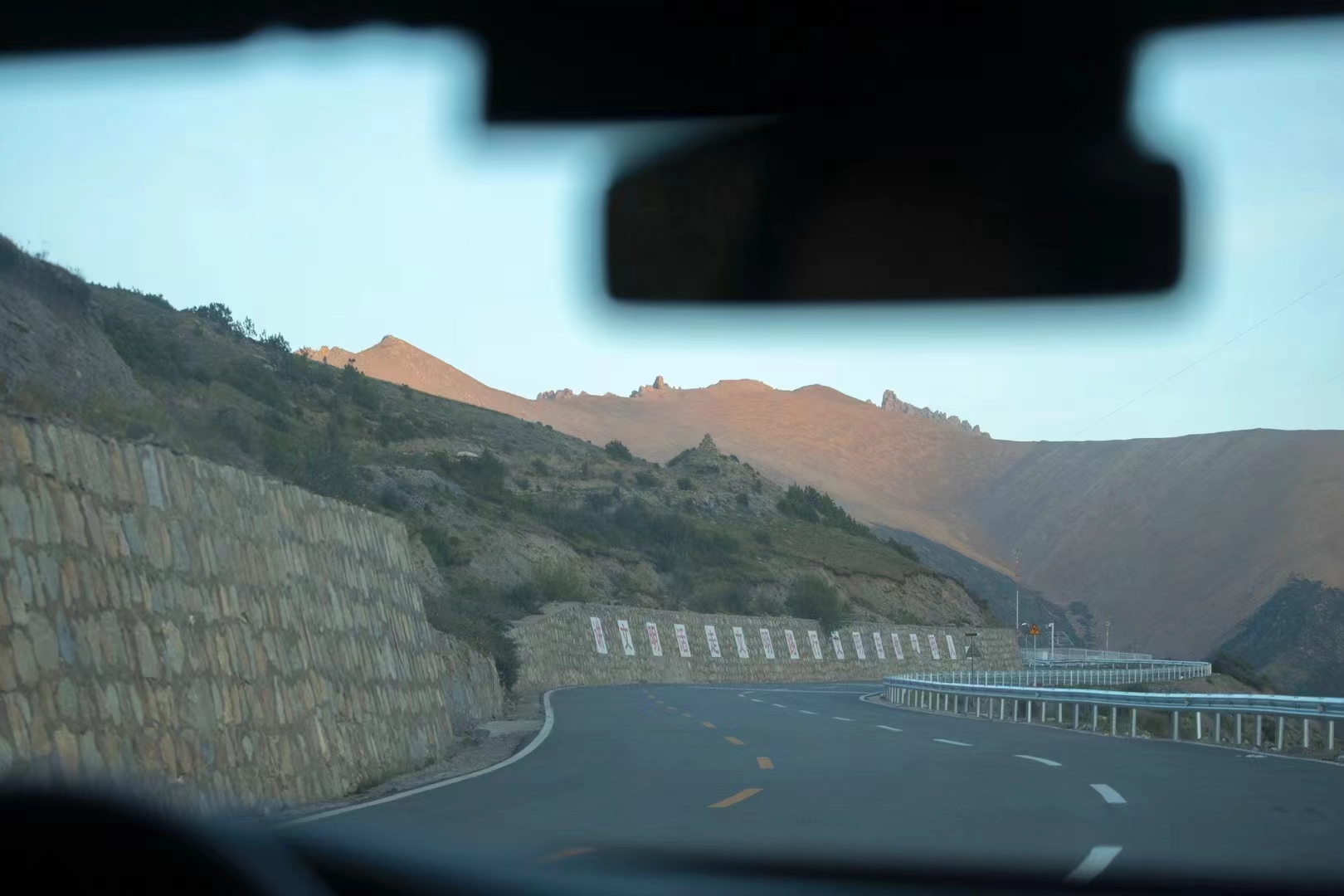 〈怒江七十二道拐展望台（Nujiang River 72 Canyon Scenic Area）〉Archermit