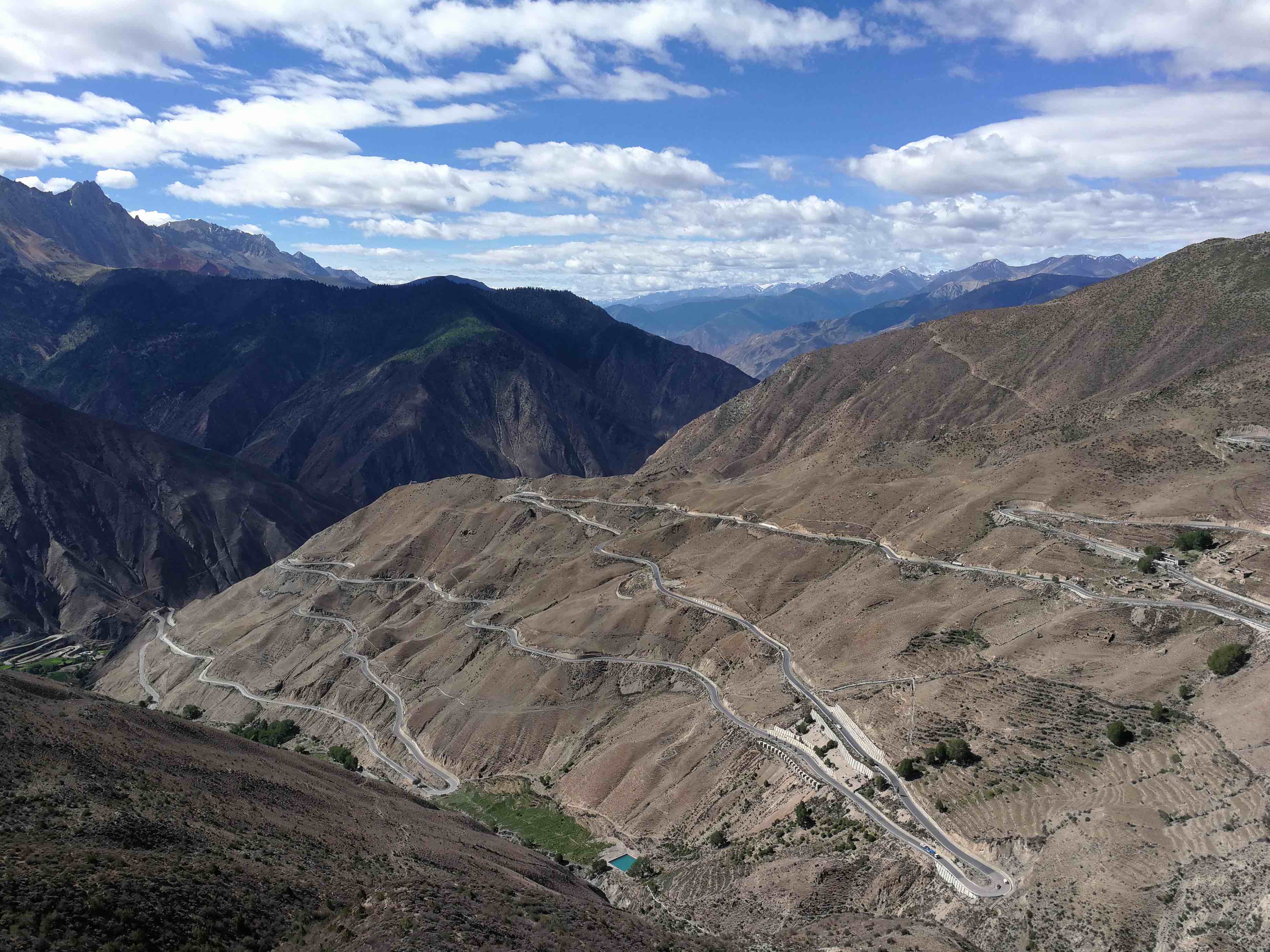 〈怒江七十二道拐展望台（Nujiang River 72 Canyon Scenic Area）〉Archermit