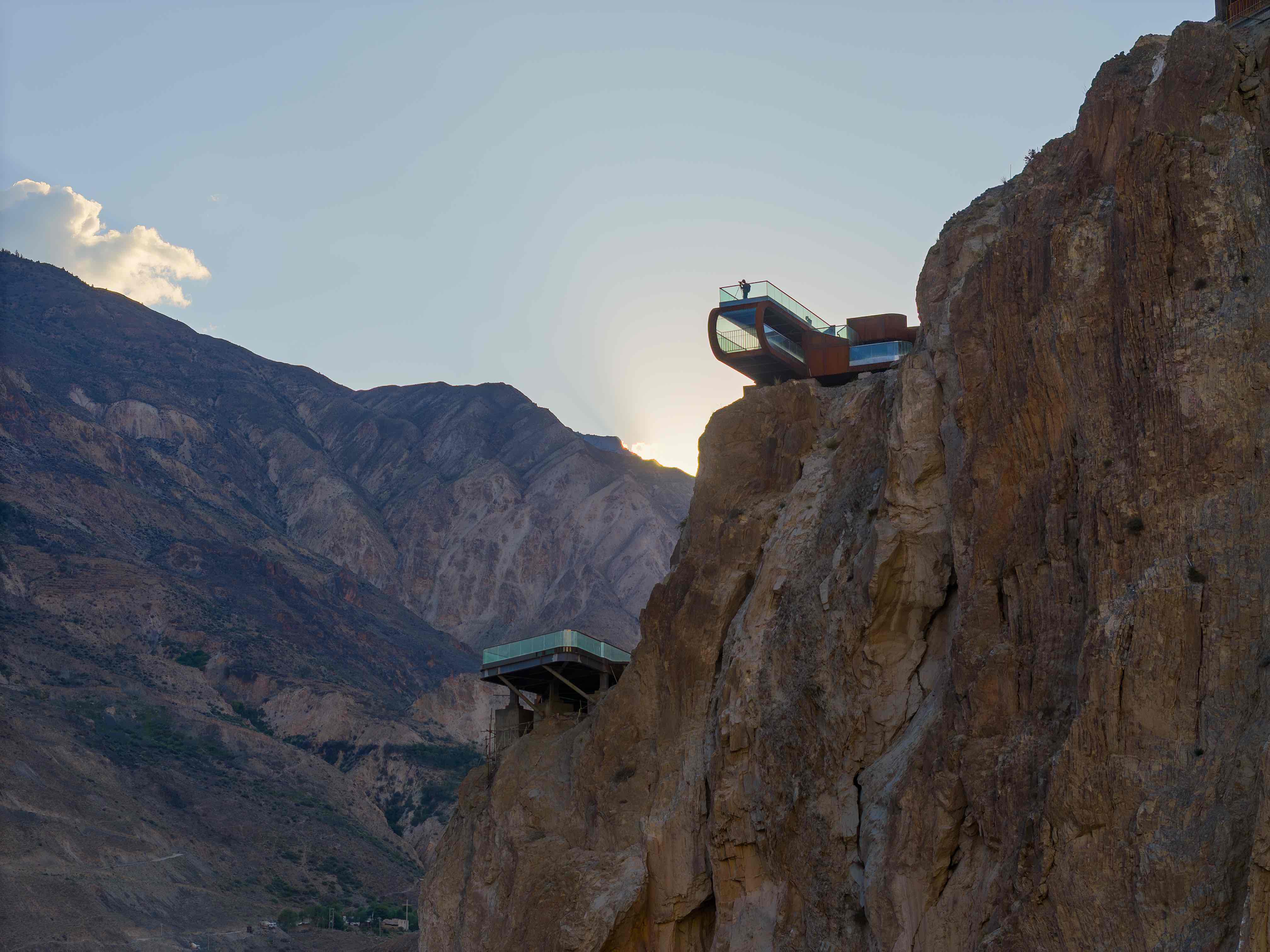 〈怒江七十二道拐展望台（Nujiang River 72 Canyon Scenic Area）〉Archermit