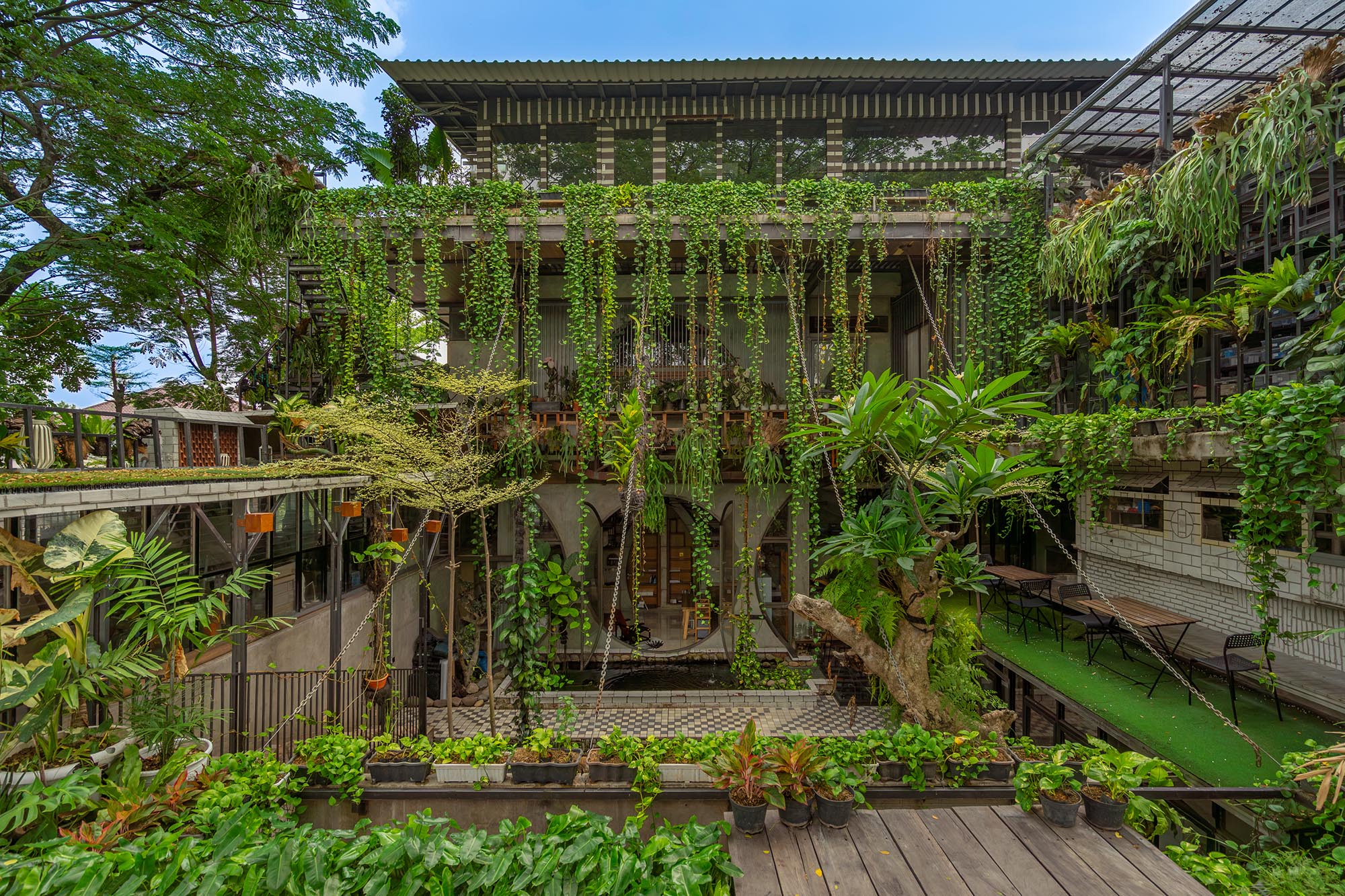 〈Kampoong Guha〉RAW（Realrich Architecture Workshop）