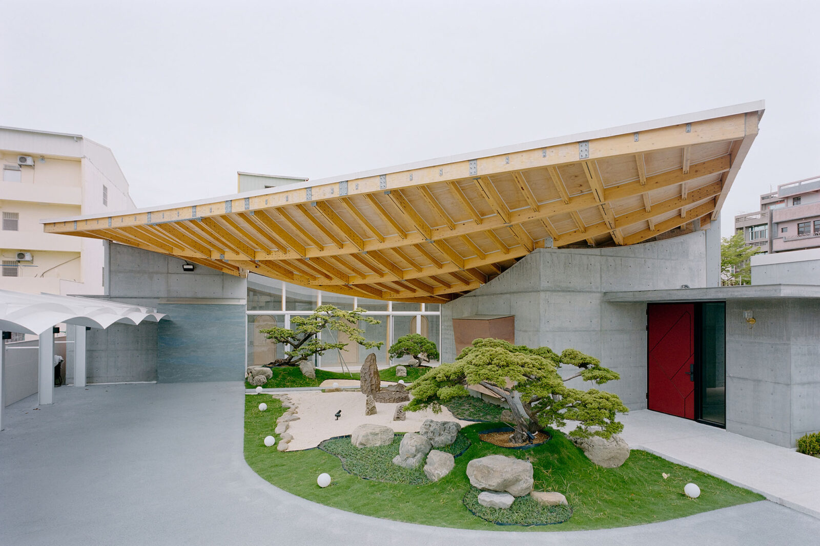 台湾の住宅地に浮かぶ木造大屋根〈Our Forest〉CTAA Architects Lab