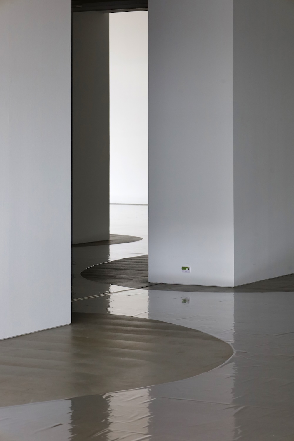 家村ゼミ展 2025「中村竜治　空間に、自然光だけで、フィルムを置く」