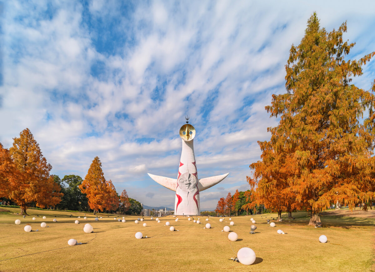 万博記念公園から見る〈太陽の塔〉Photo by kuremo / iStock