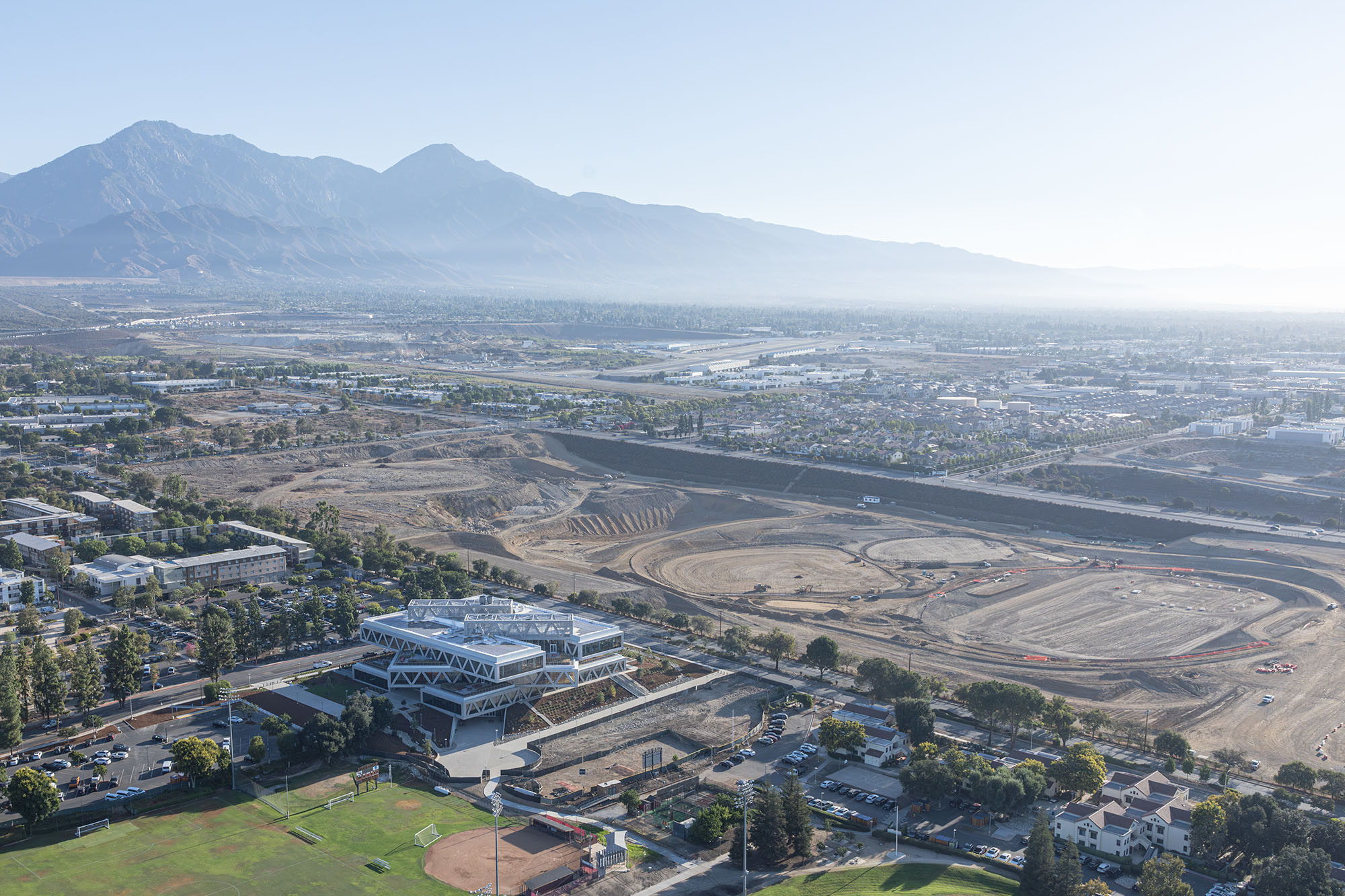 〈ロバート・デイ・サイエンスセンター（Robert Day Sciences Center）〉BIG