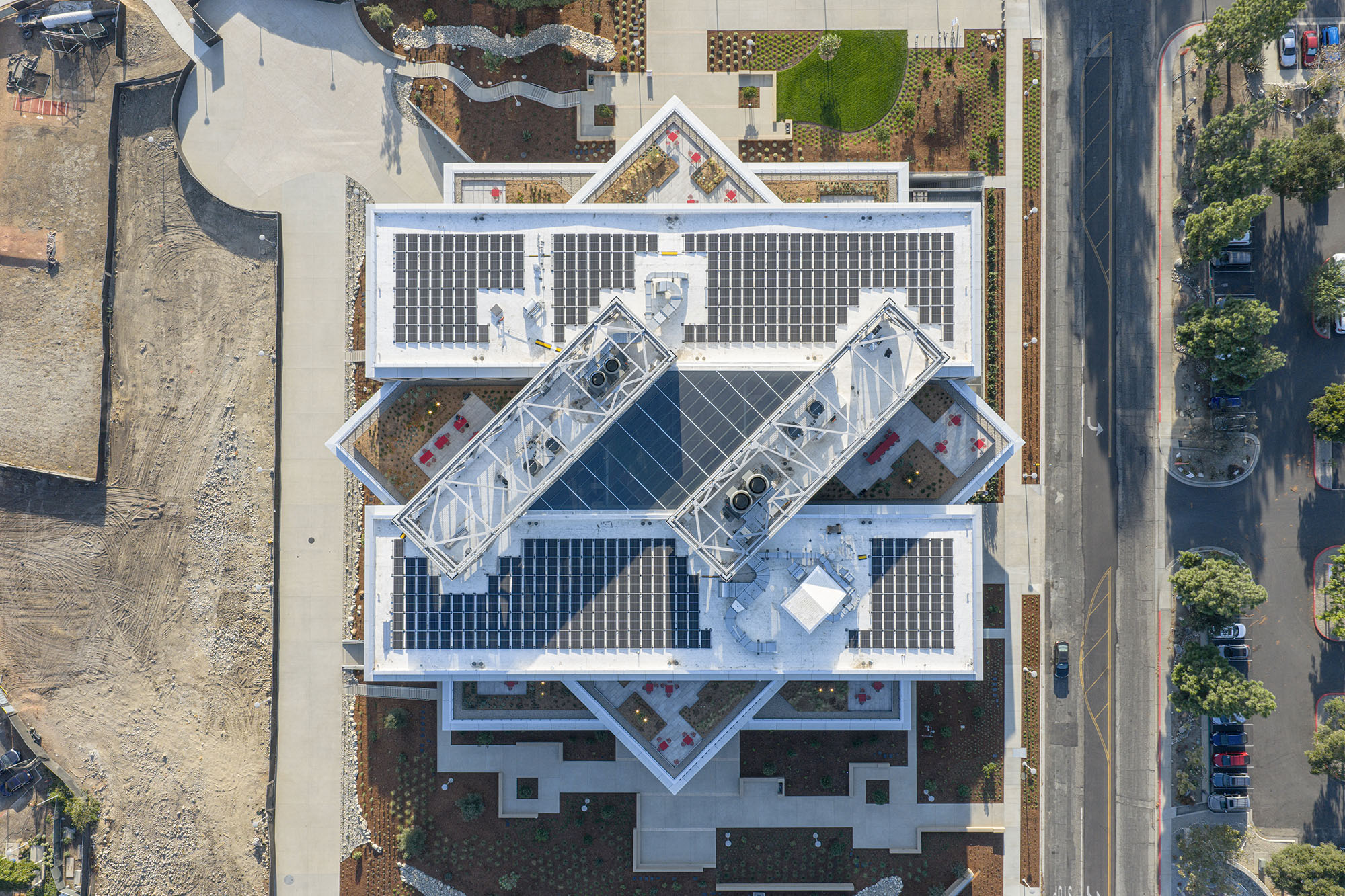 〈ロバート・デイ・サイエンスセンター（Robert Day Sciences Center）〉BIG