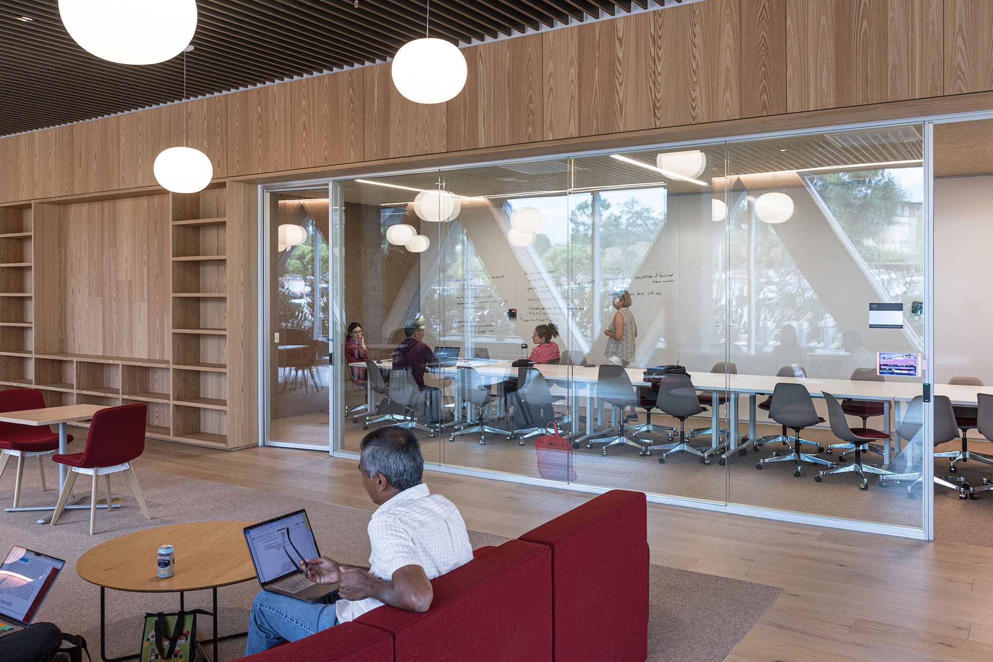 〈ロバート・デイ・サイエンスセンター（Robert Day Sciences Center）〉BIG