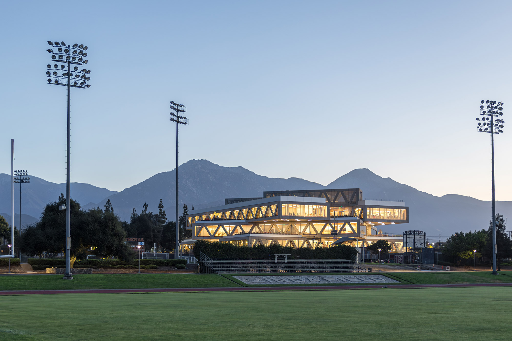 〈ロバート・デイ・サイエンスセンター（Robert Day Sciences Center）〉BIG