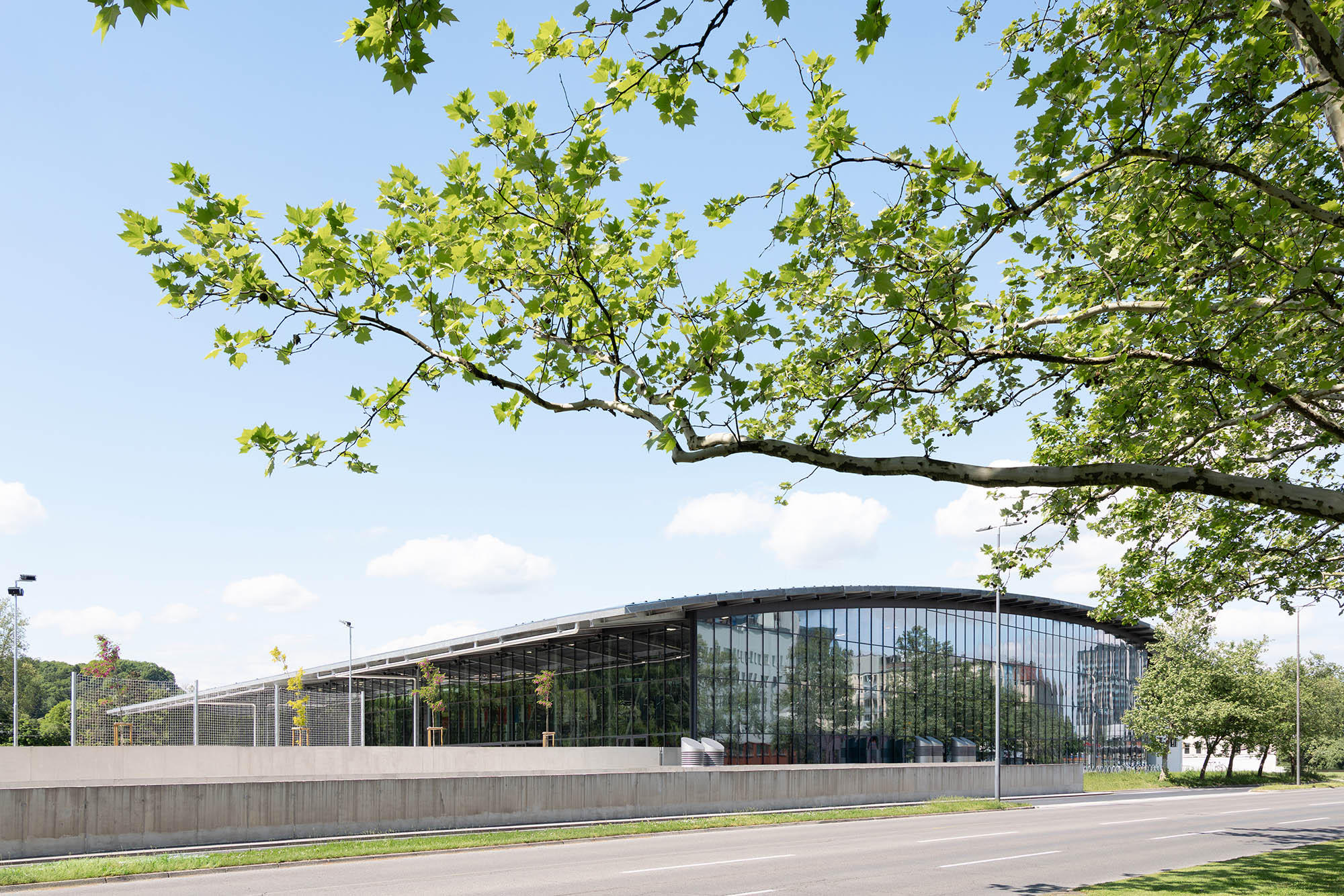 〈イリリヤ・スポーツシティ（Ilirija Sports City）〉LORENZATELIERS