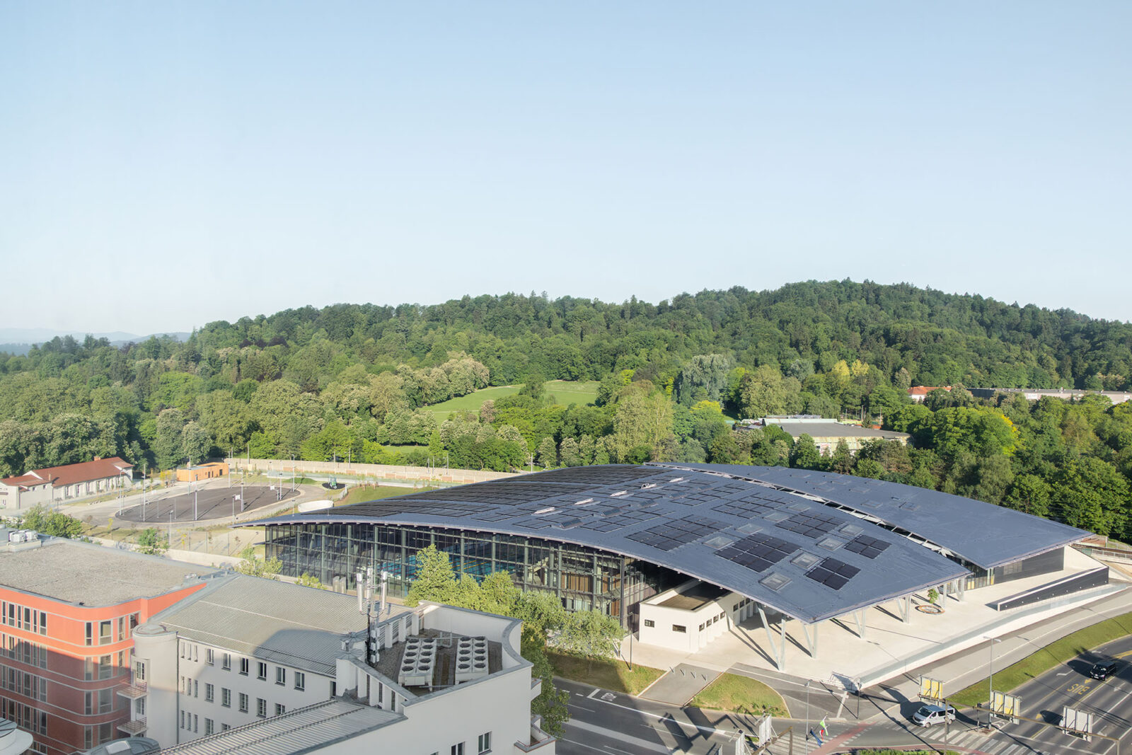 歴史ある屋外プールを再生する巨大な屋根〈イリリヤ・スポーツシティ〉LORENZATELIERS、スロベニア