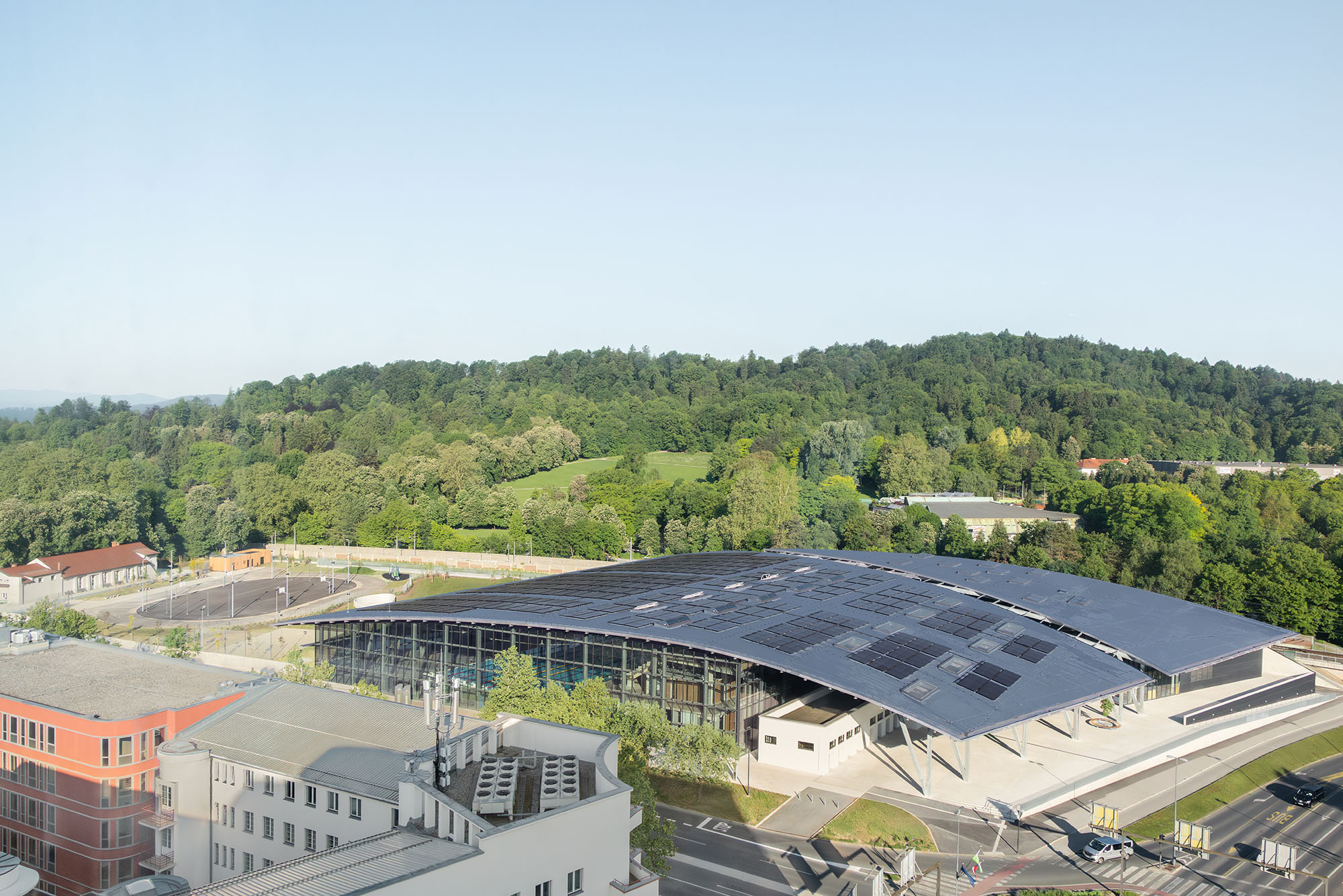 〈イリリヤ・スポーツシティ（Ilirija Sports City）〉LORENZATELIERS