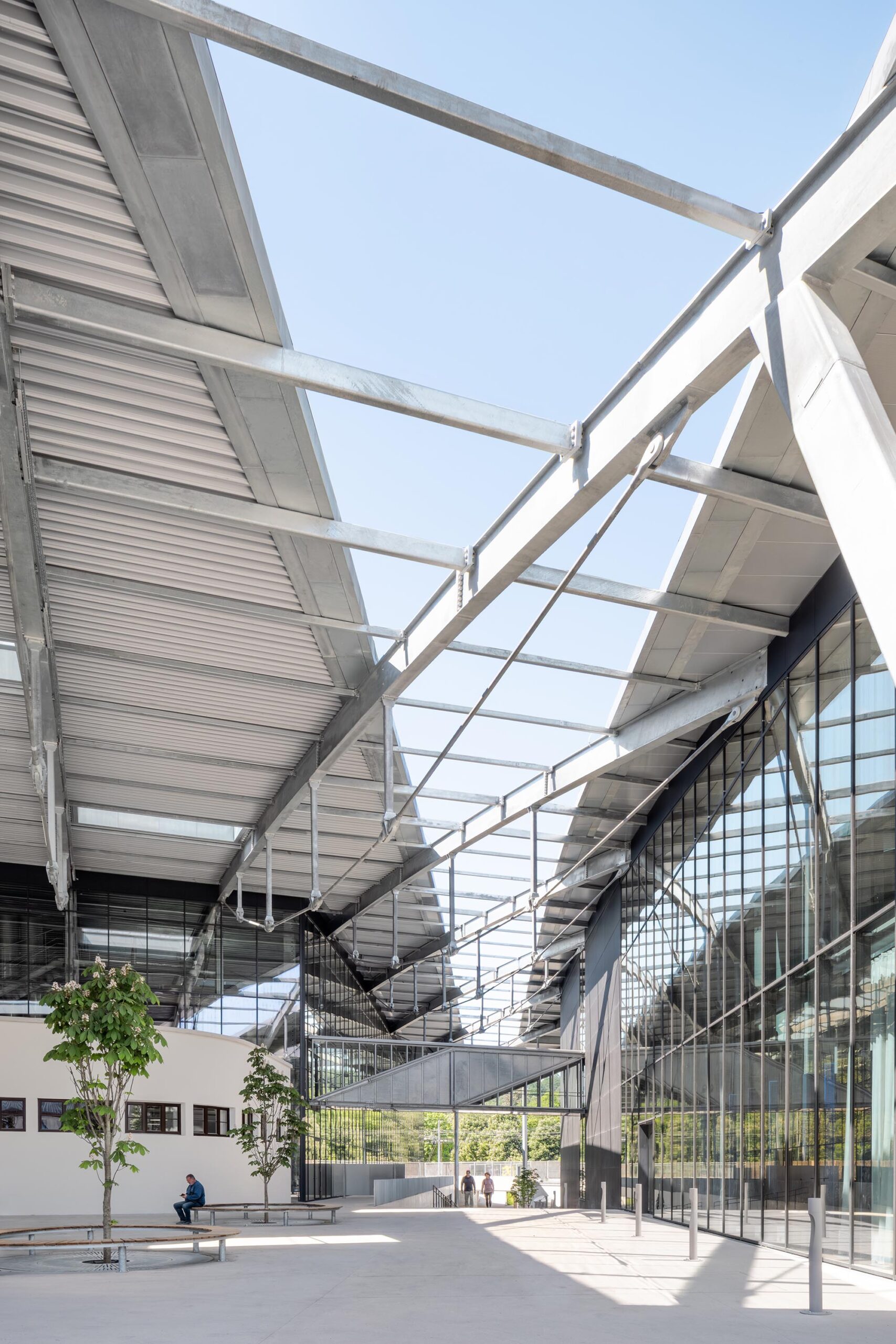 〈イリリヤ・スポーツシティ（Ilirija Sports City）〉LORENZATELIERS