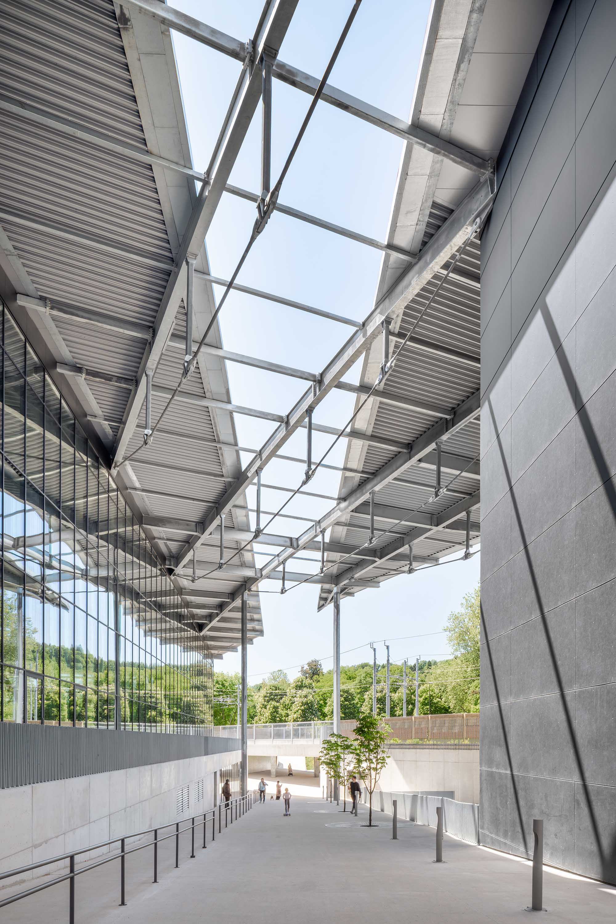 〈イリリヤ・スポーツシティ（Ilirija Sports City）〉LORENZATELIERS