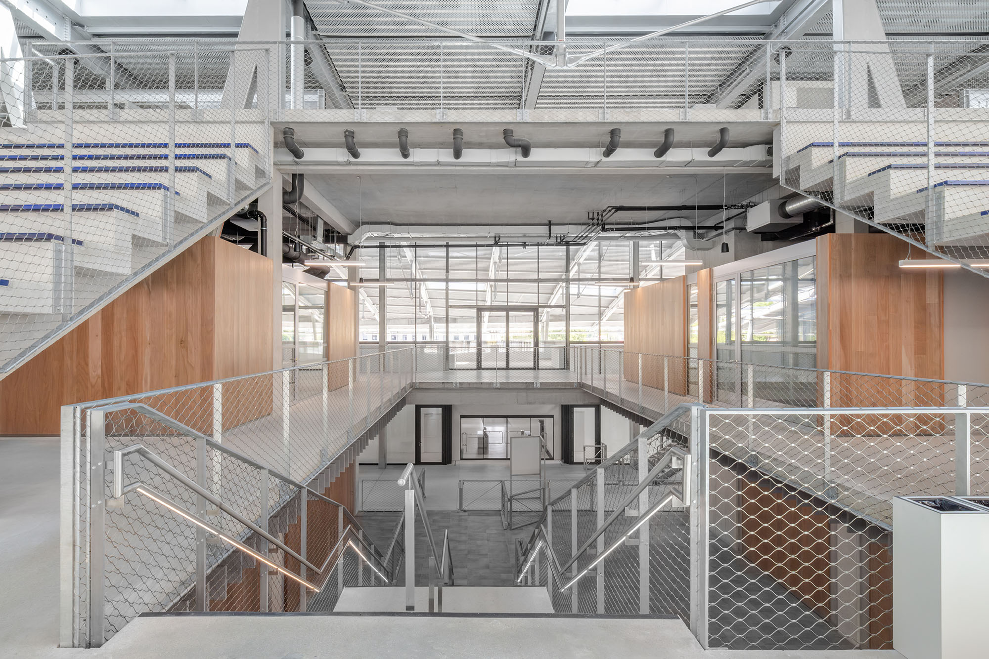 〈イリリヤ・スポーツシティ（Ilirija Sports City）〉LORENZATELIERS