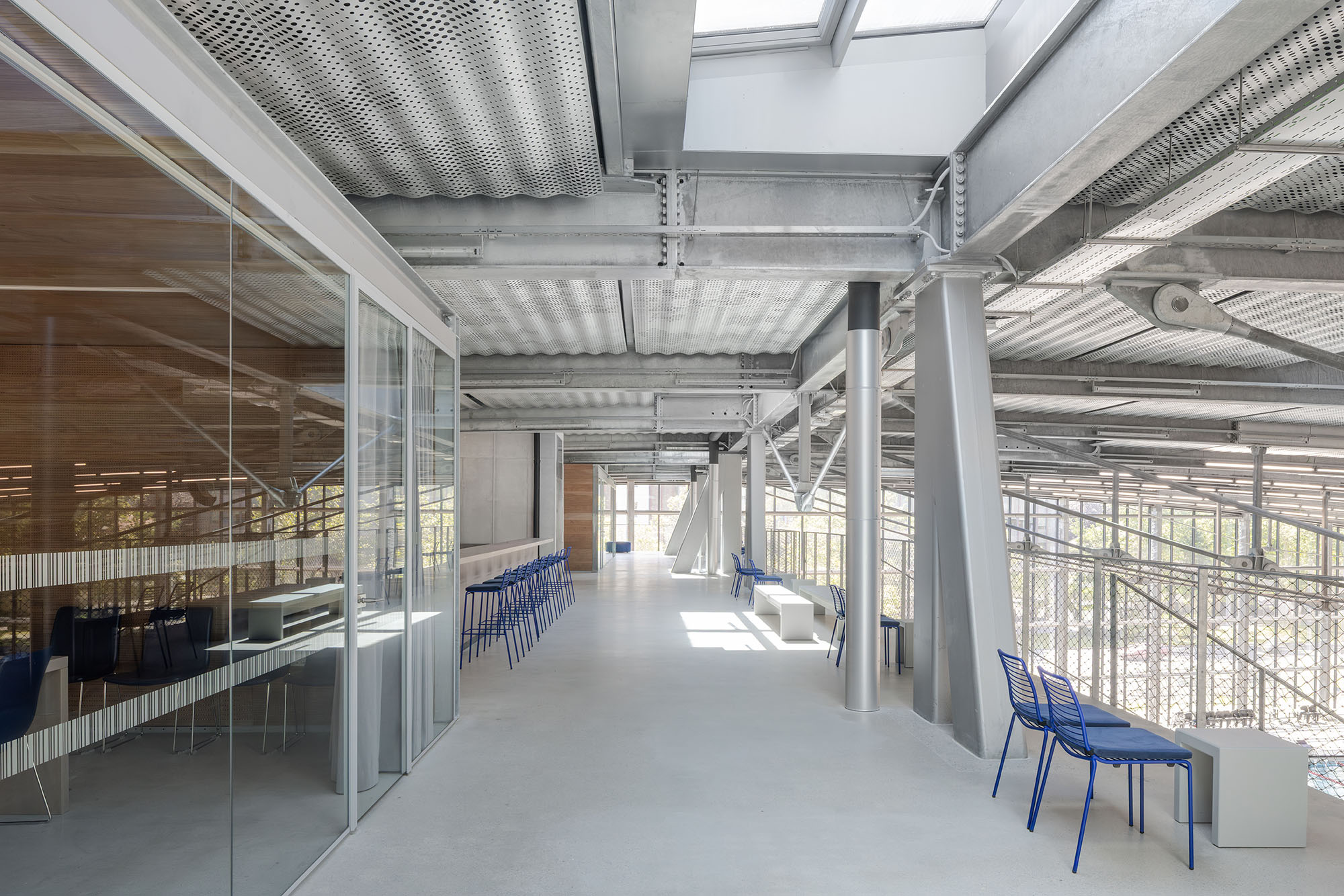 〈イリリヤ・スポーツシティ（Ilirija Sports City）〉LORENZATELIERS