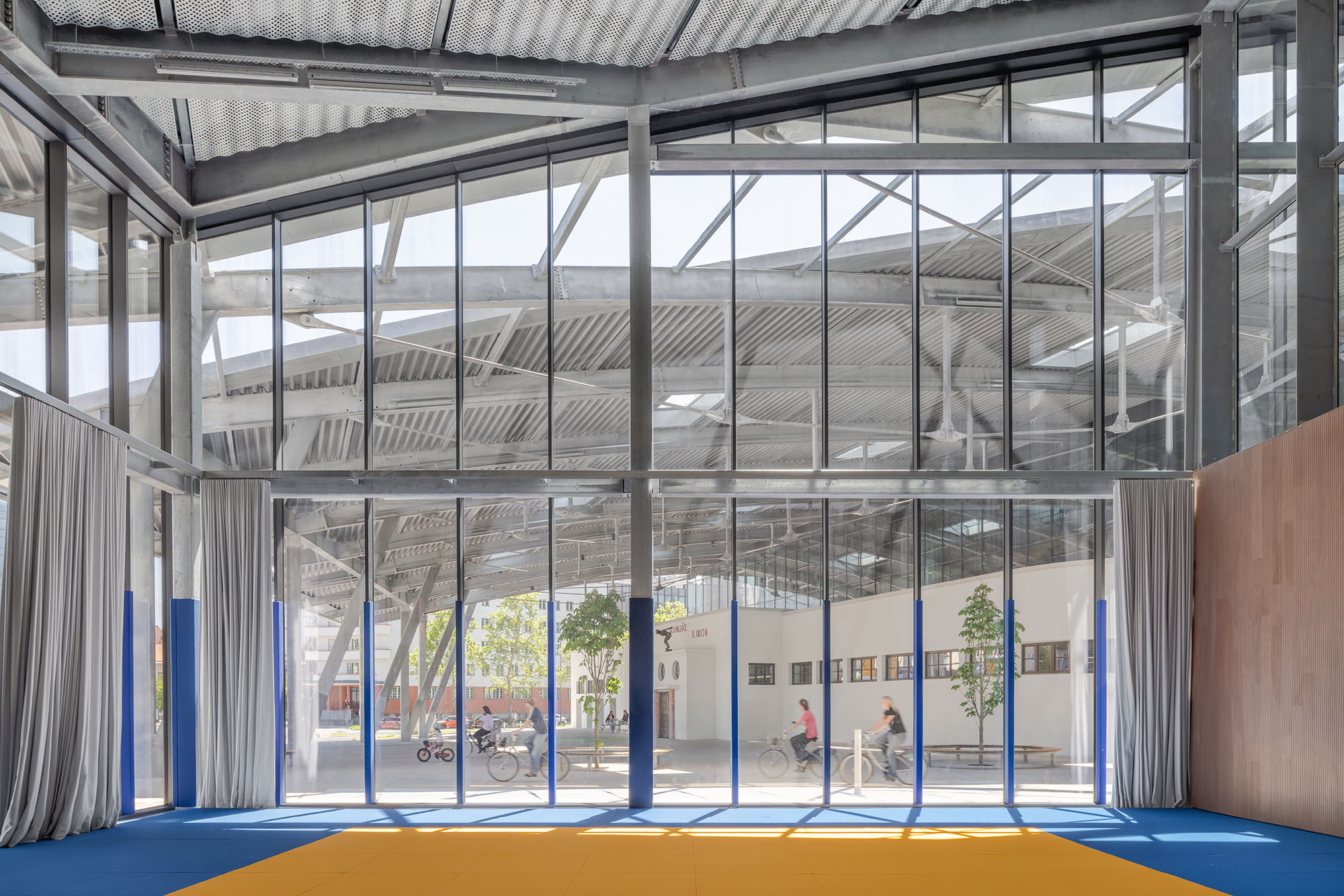 〈イリリヤ・スポーツシティ（Ilirija Sports City）〉LORENZATELIERS