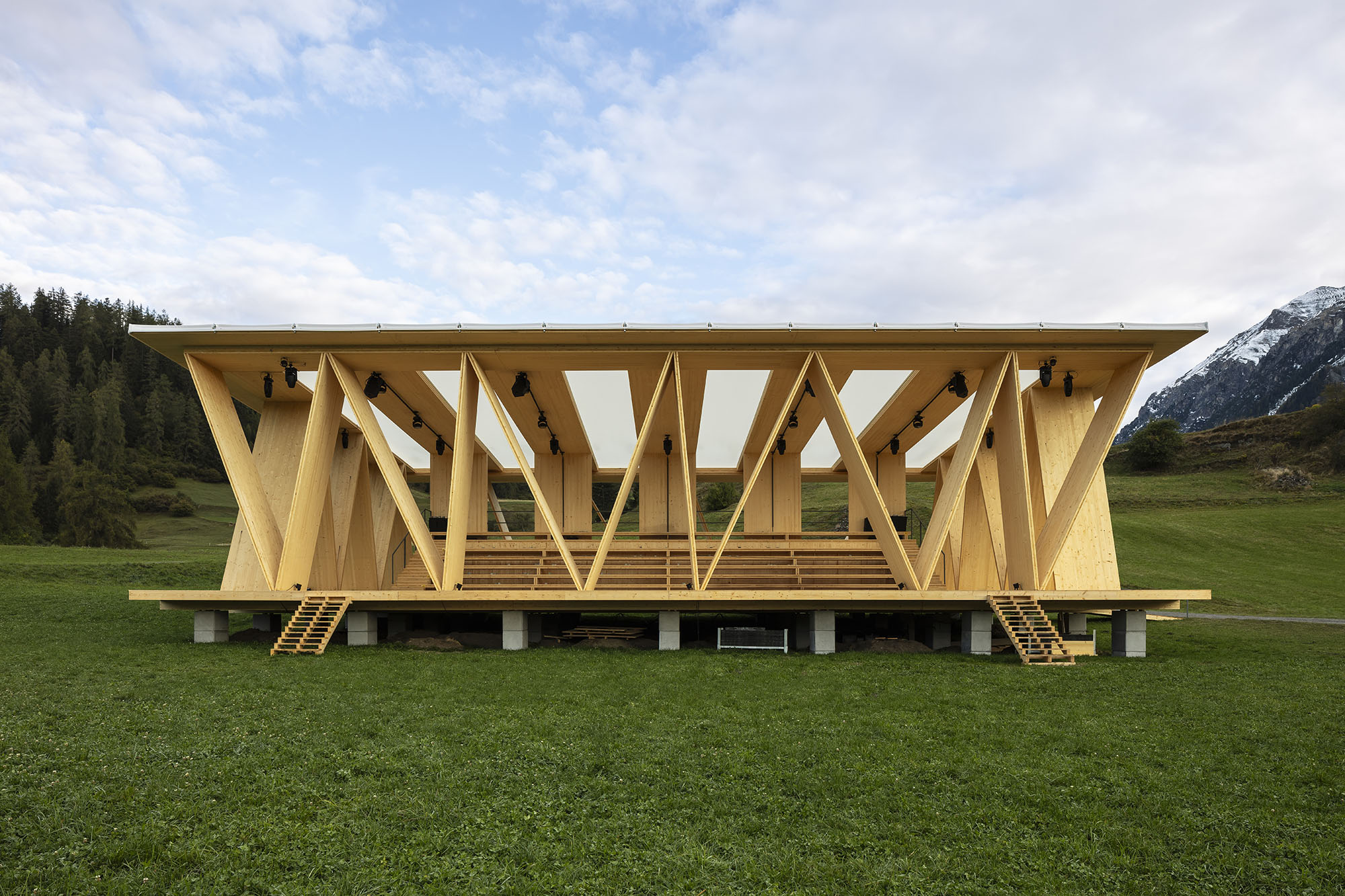 〈ランチュ野外劇場（Open-air Theater Lantsch）〉Invias AG