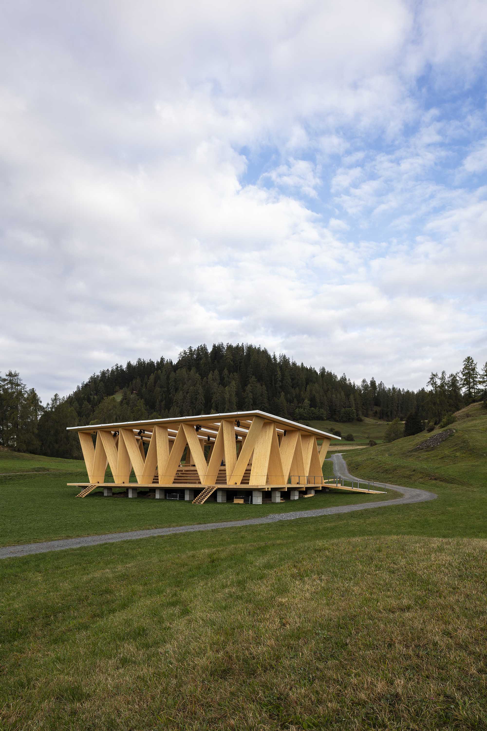 〈ランチュ野外劇場（Open-air Theater Lantsch）〉Invias AG