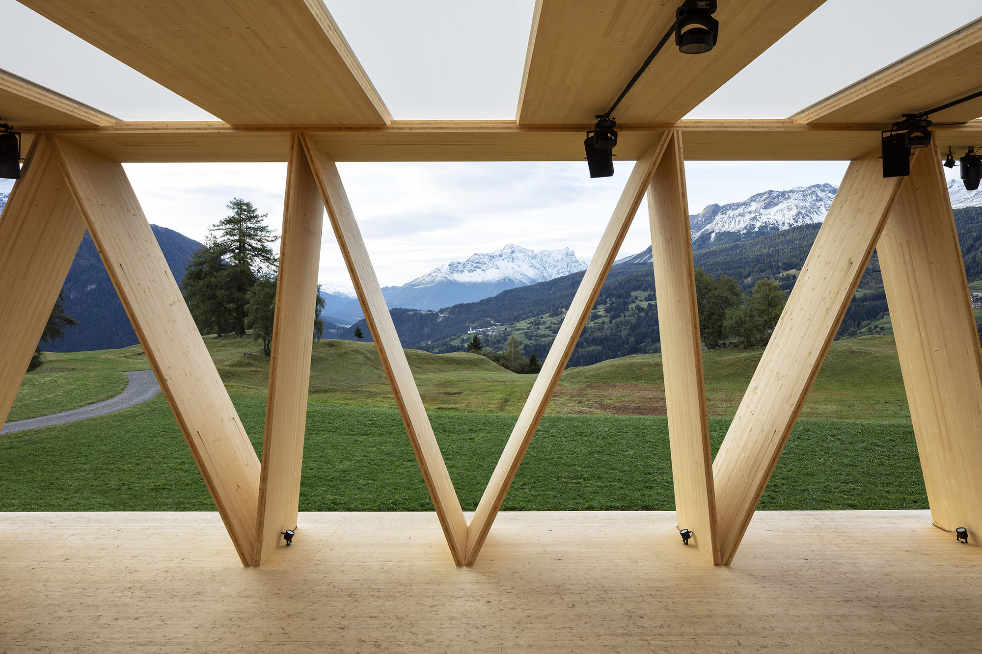 〈ランチュ野外劇場（Open-air Theater Lantsch）〉Invias AG