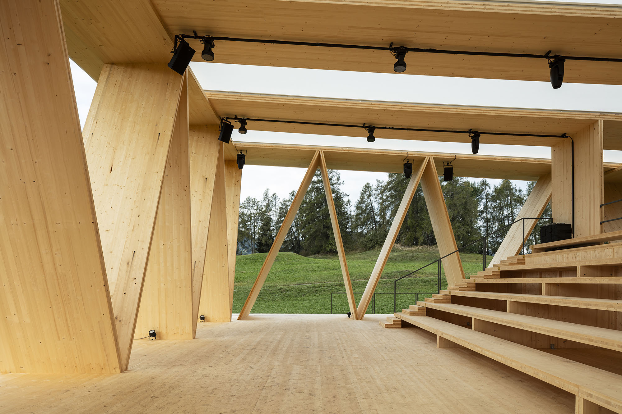 〈ランチュ野外劇場（Open-air Theater Lantsch）〉Invias AG