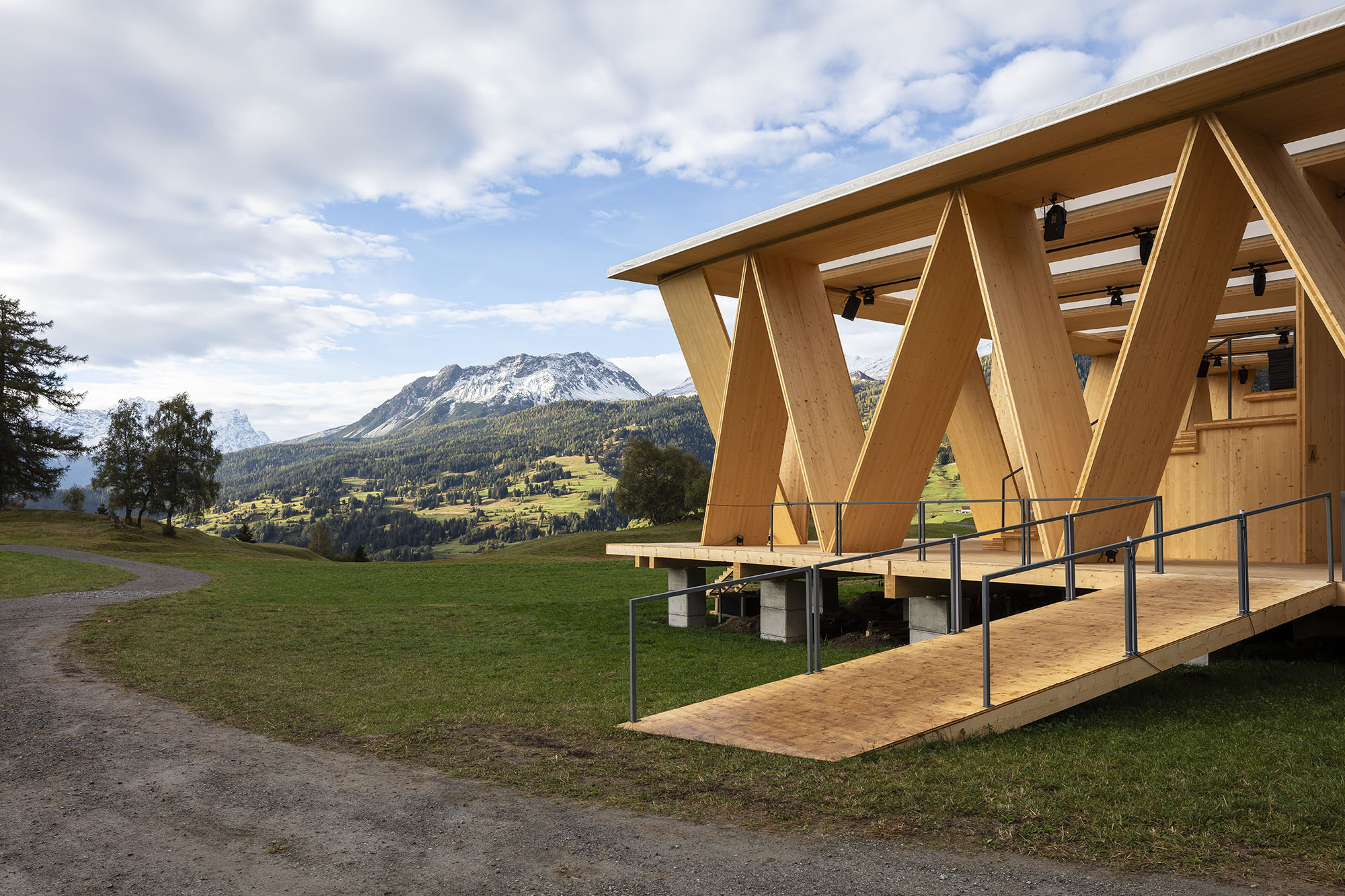 〈ランチュ野外劇場（Open-air Theater Lantsch）〉Invias AG