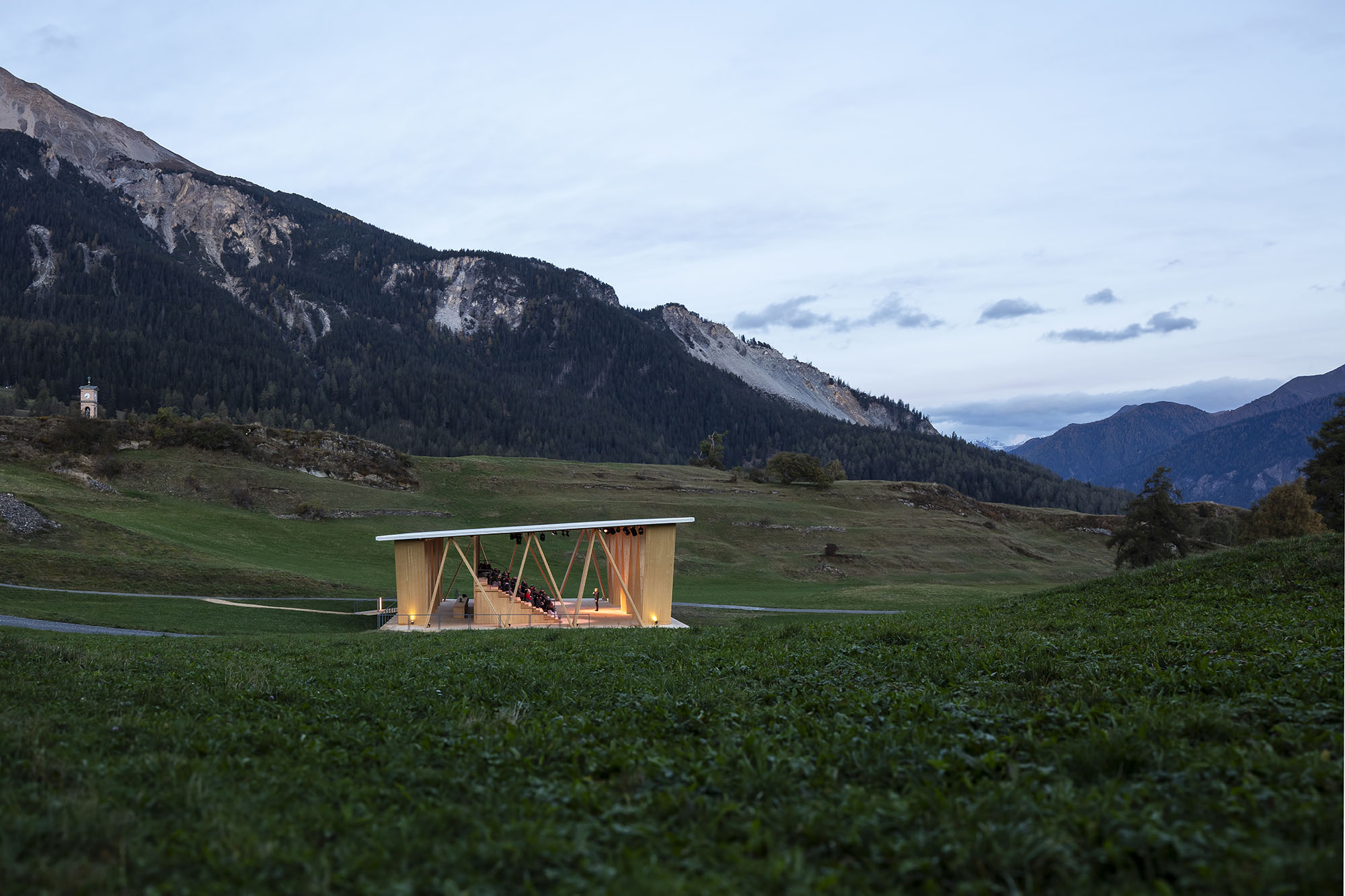 〈ランチュ野外劇場（Open-air Theater Lantsch）〉Invias AG