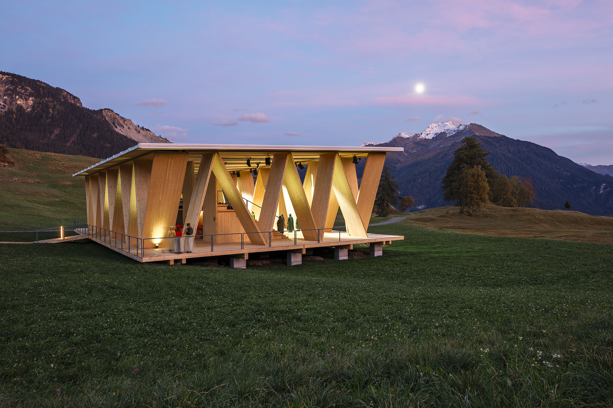 〈ランチュ野外劇場（Open-air Theater Lantsch）〉Invias AG