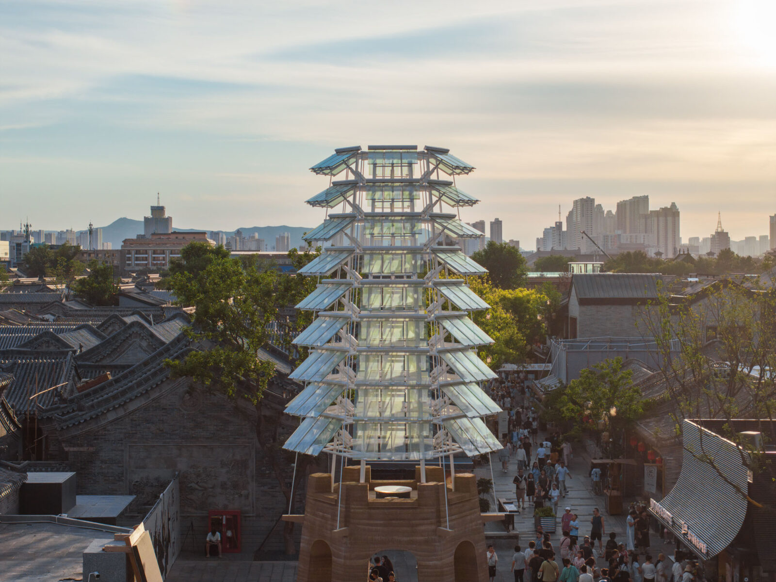 可動LEDスクリーンが包むランドマーク〈シルクロードタワー〉XJ