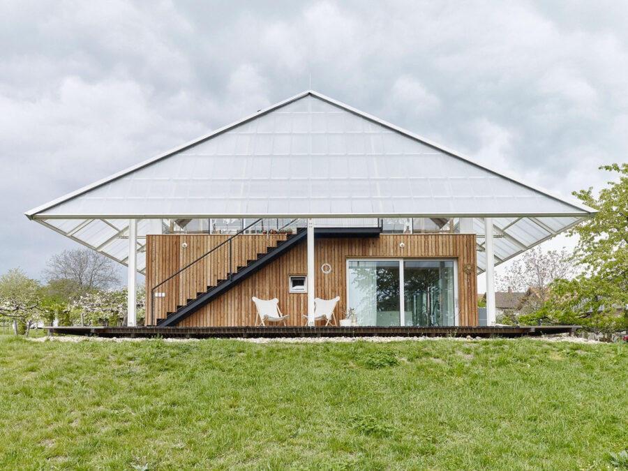 屋上温室が共生環境を生むチェコの住宅〈Family house with a greenhouse〉RicharDavidArchitekti