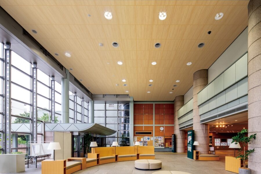 コンクリートや金属に木目調仕上げをリアルに再現　木に見えて木じゃない！天井材・床材・外装材をラインナップ